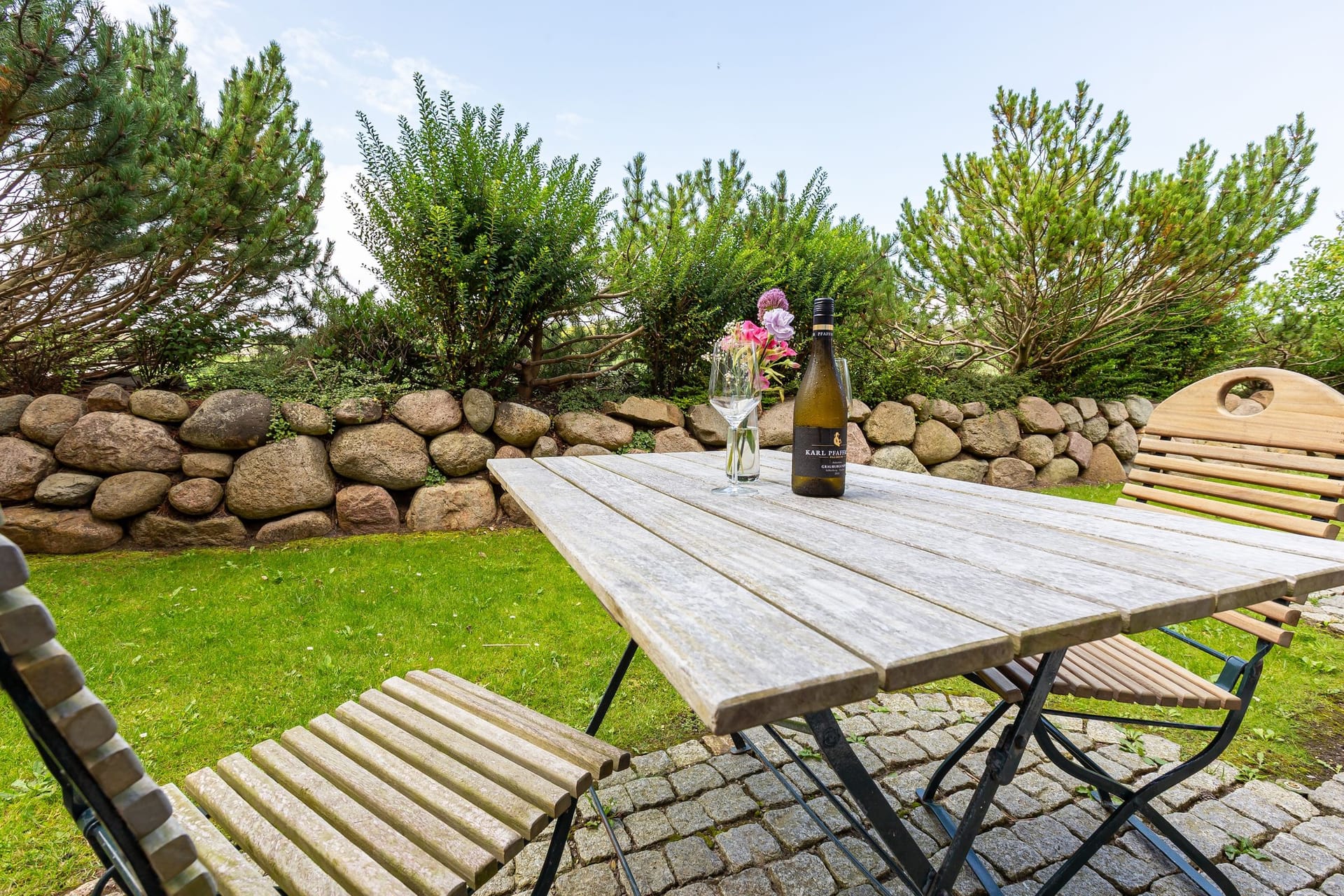 Terrasse mit Tisch und Weinflasche