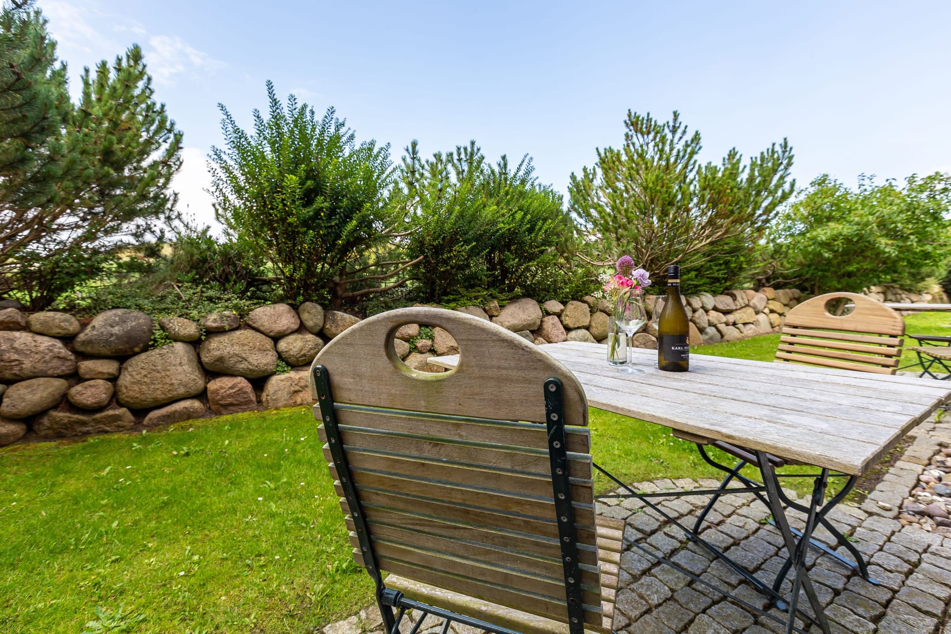 Terrasse mit Tisch und Holzstuhl