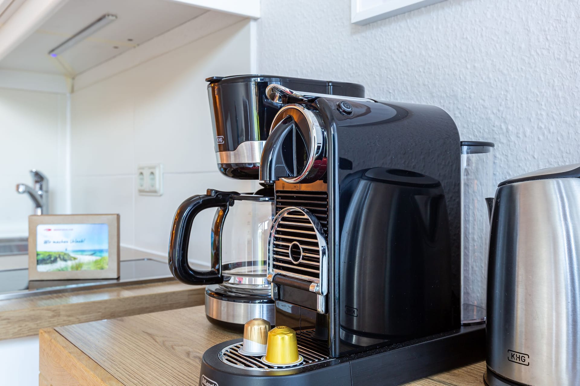 Moderne Kaffeemaschine in der Küche