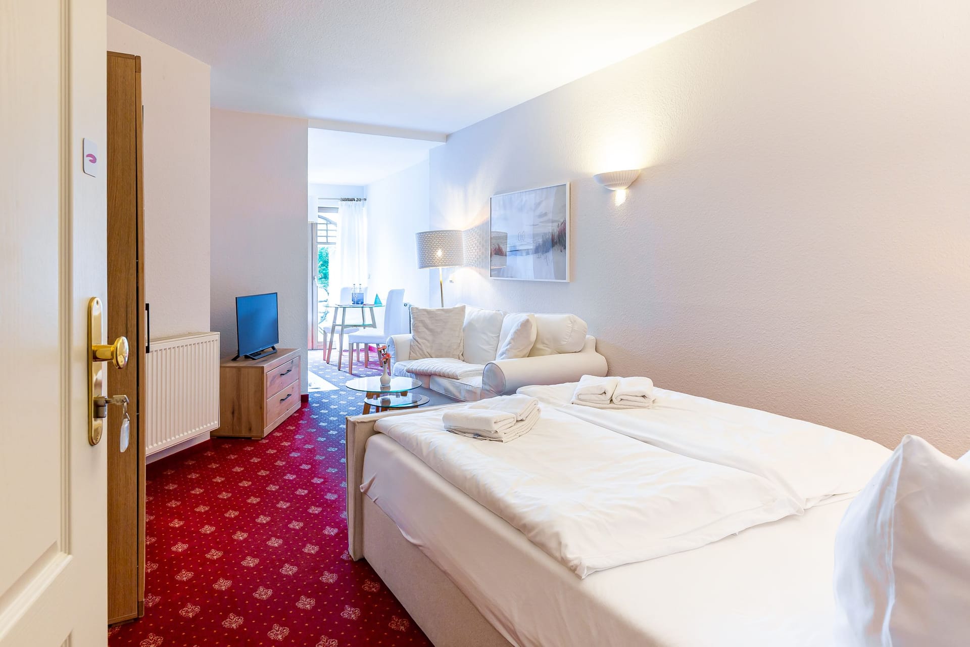 Schlafzimmer mit Bett und Fernseher