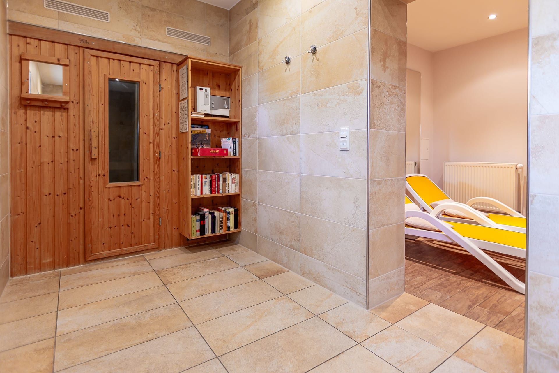 Sauna mit Holzverkleidung und Liegen