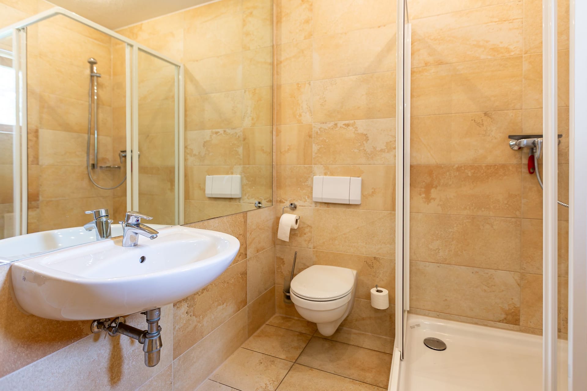 Badezimmer mit Dusche und modernen Einrichtungen.