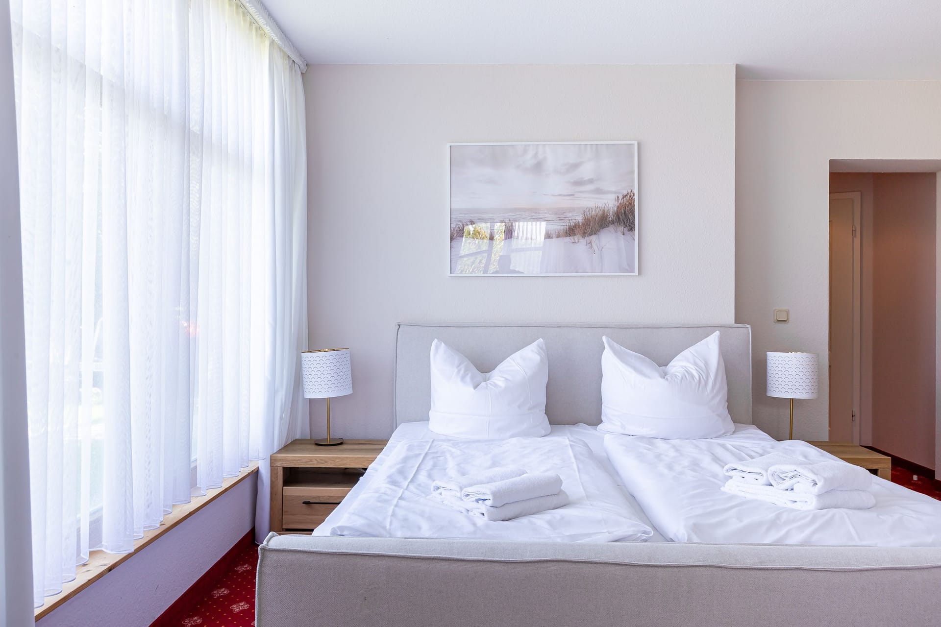 Schlafzimmer mit hellen Fenstern und stilvollen Elementen.