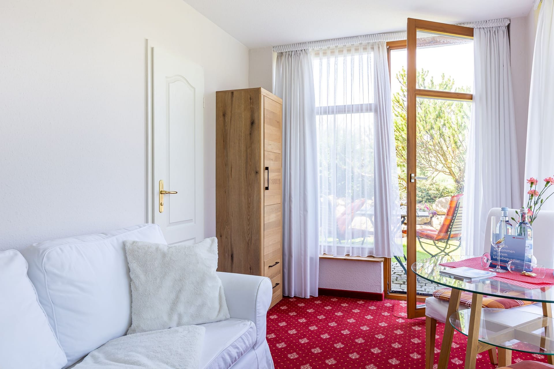 Helles Wohnzimmer mit Zugang zur Terrasse