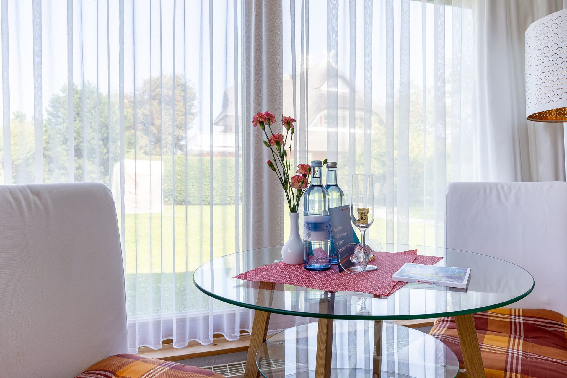 Einladender Wohnbereich mit Tisch und Blumen