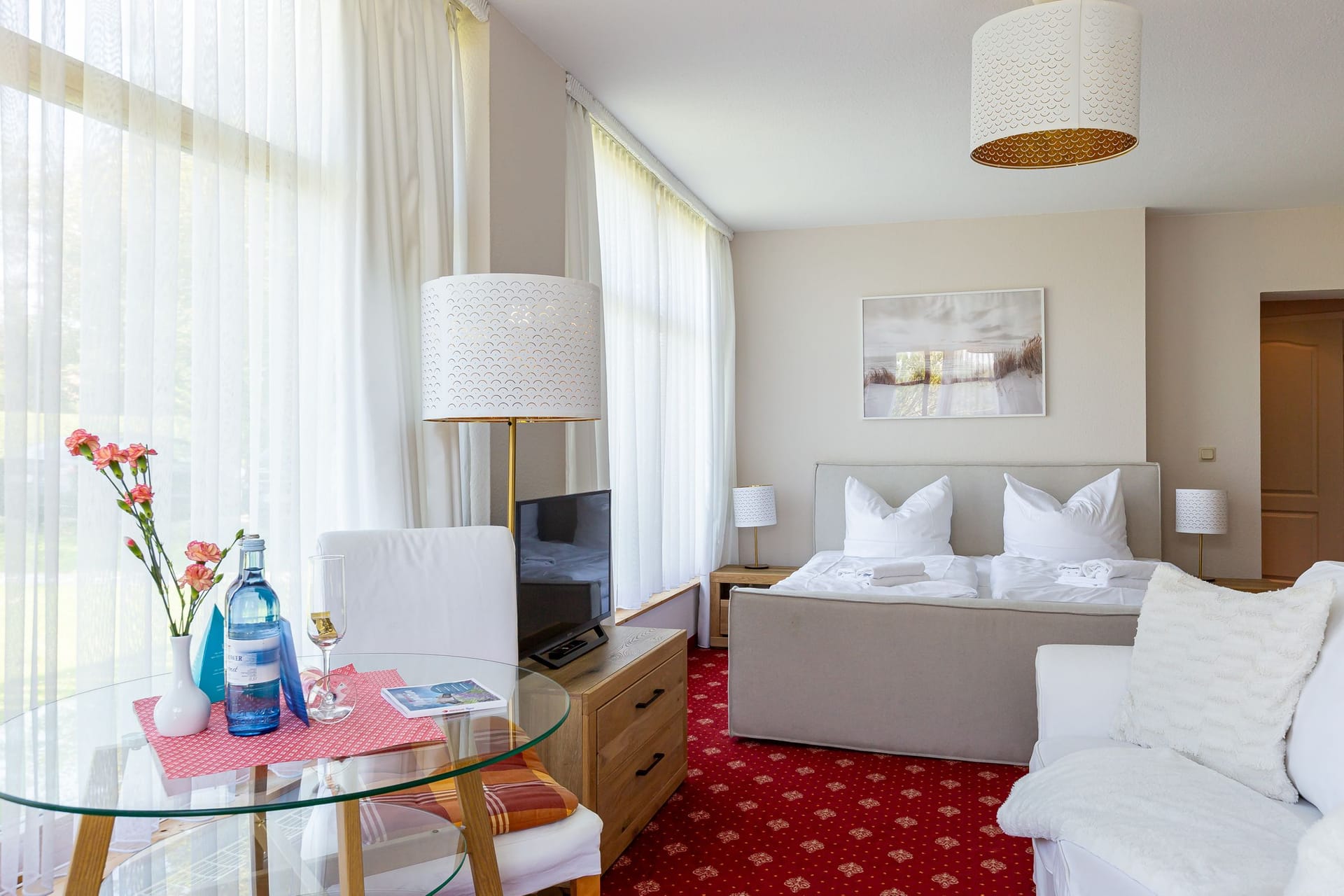 Helles Schlafzimmer mit Doppelbett und modernem Design