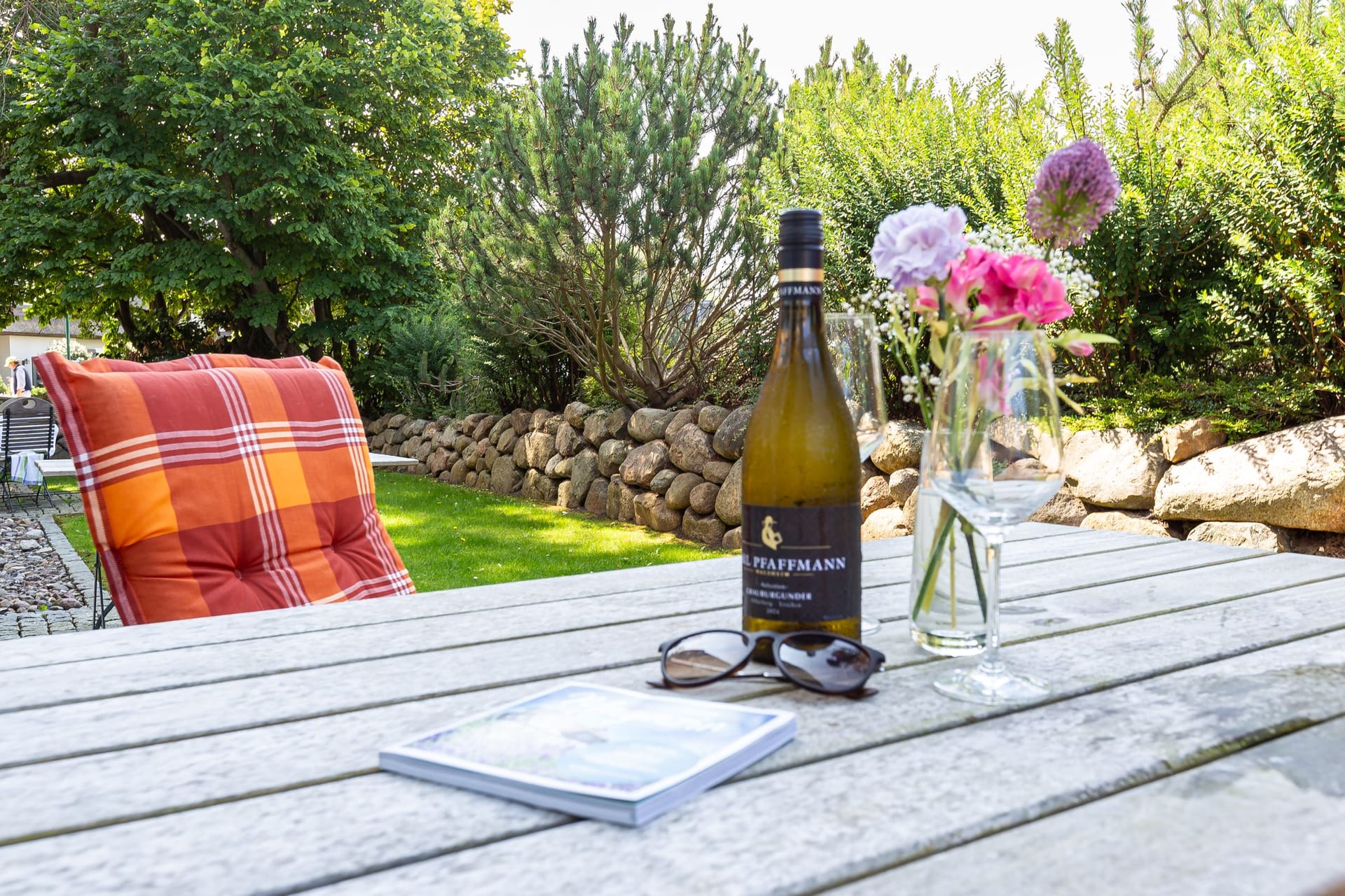 Terrasse mit Tisch, Wein und Blumen