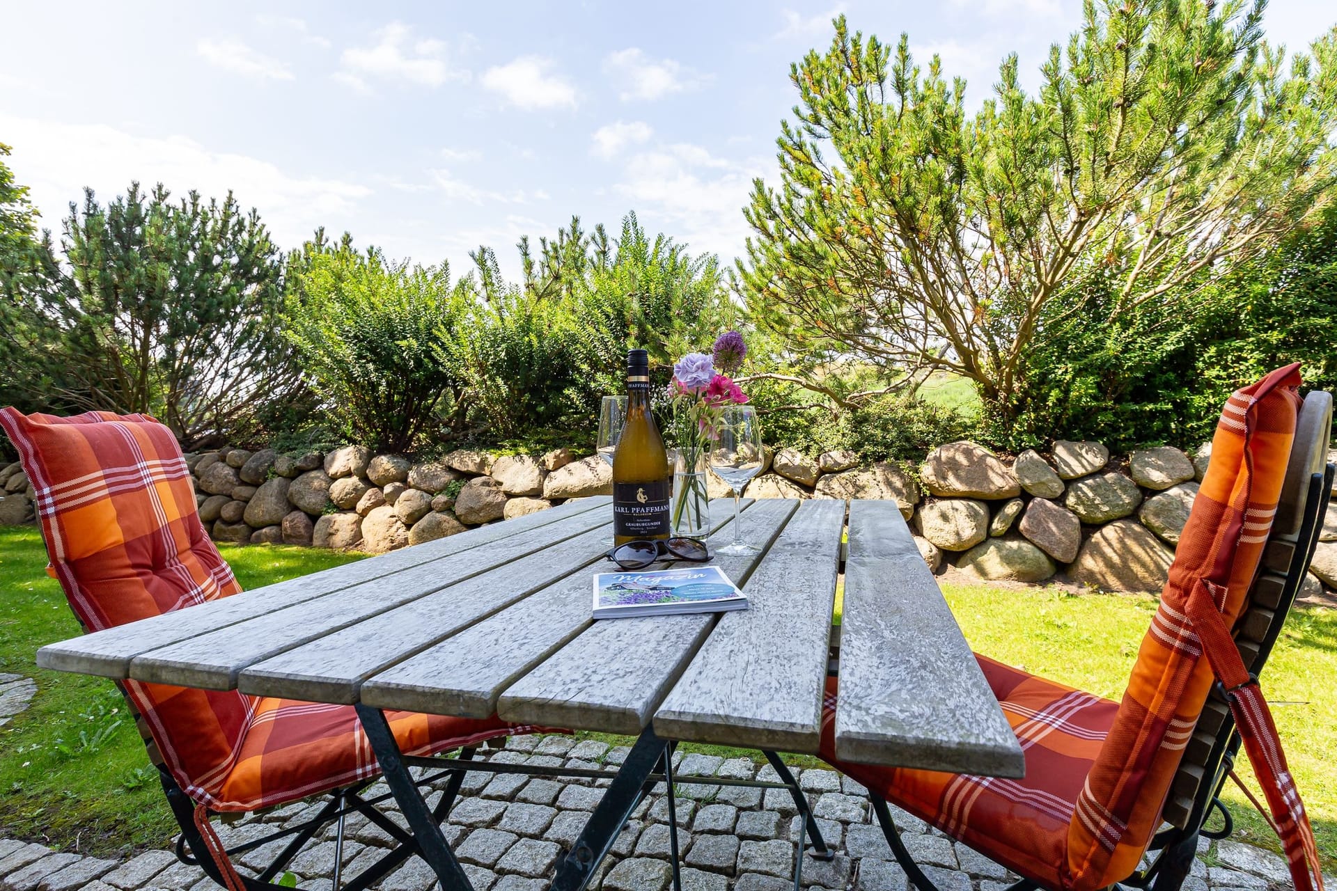 Terrasse mit Tisch und Stühlen