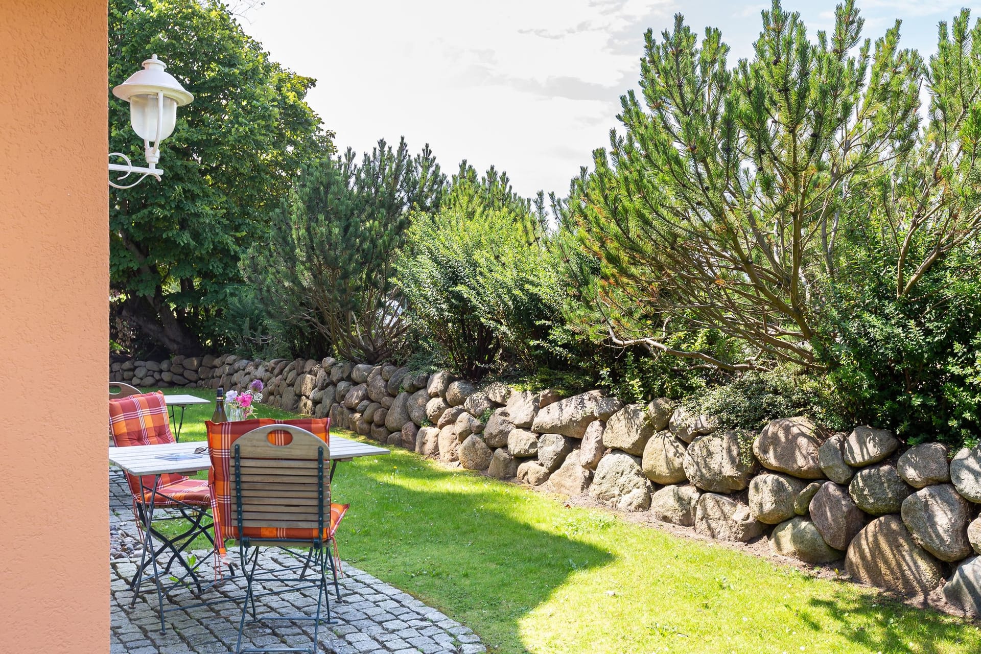 Terrasse mit Tisch und bunten Stühlen