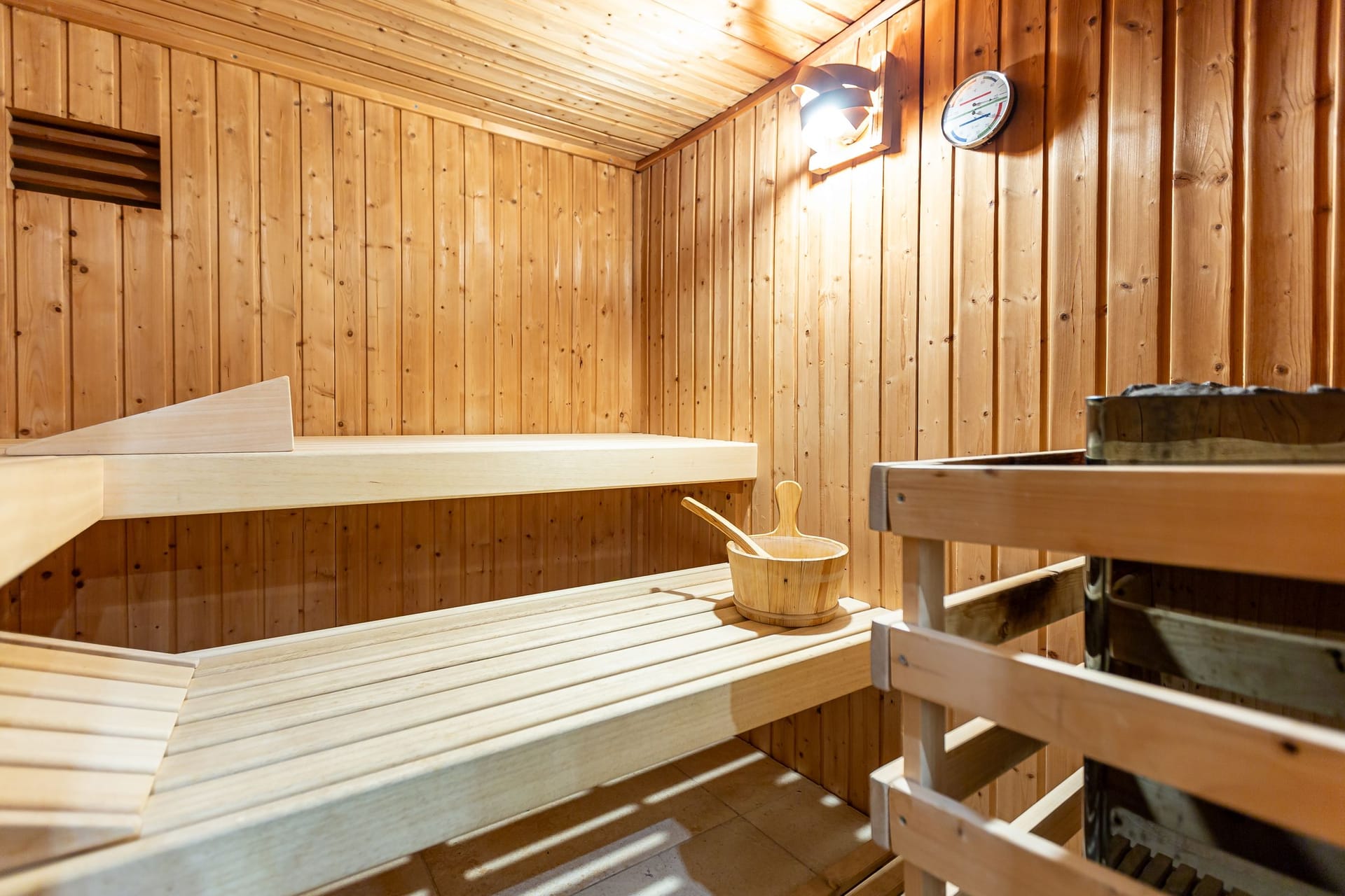 Gemütliche Sauna mit Holzverkleidung