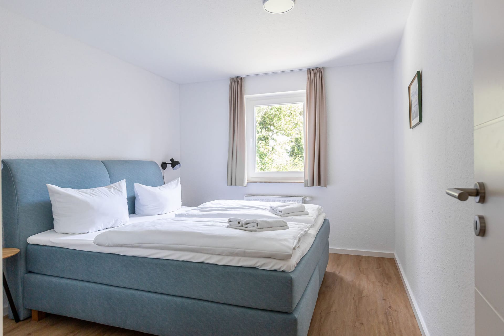 Gemütliches Schlafzimmer mit Doppelbett