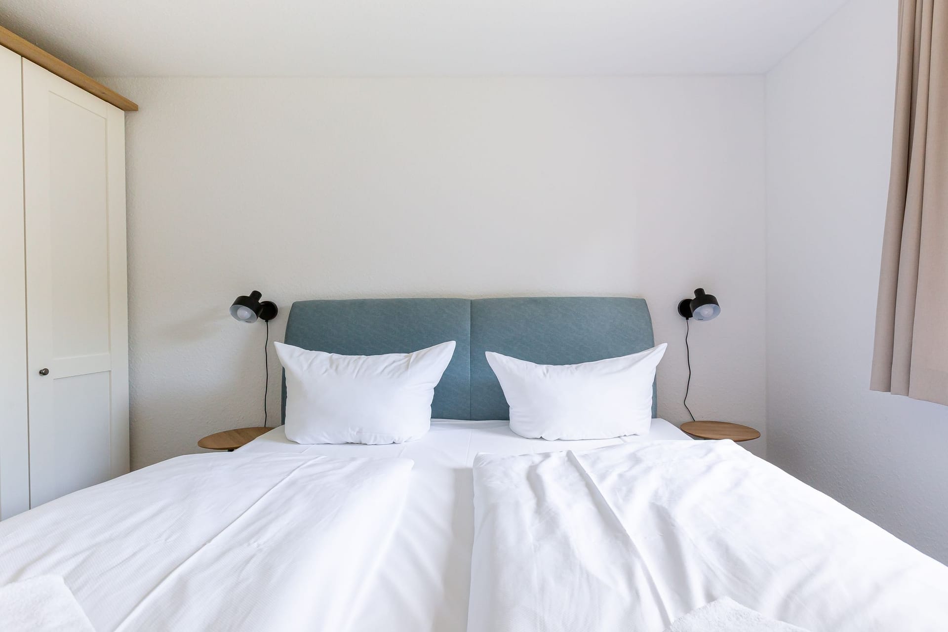 Schlafzimmer mit Doppelbett und Nachttischlampen
