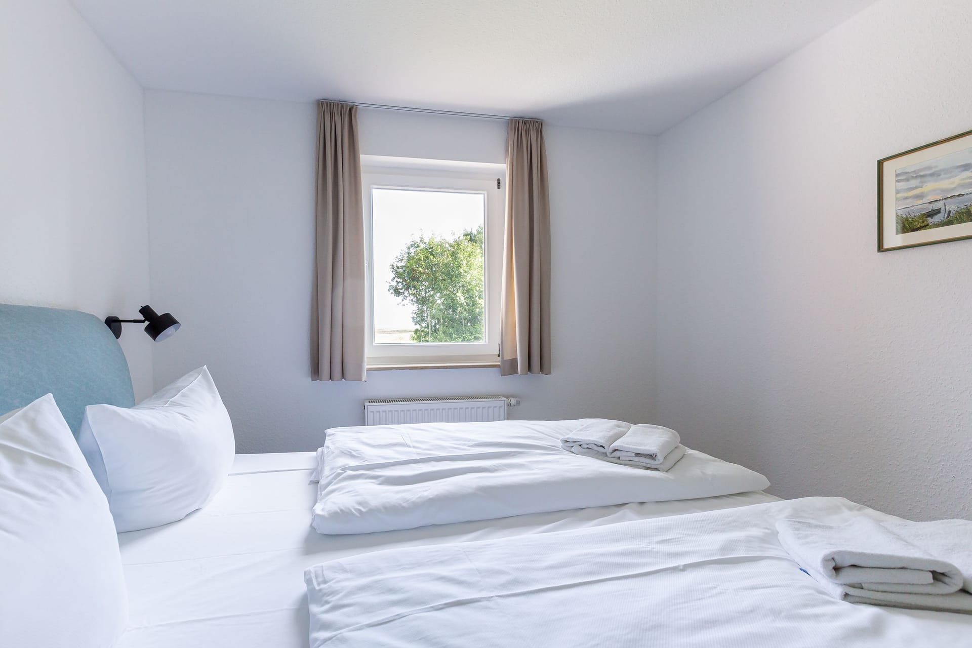 Helles Schlafzimmer mit zwei Betten