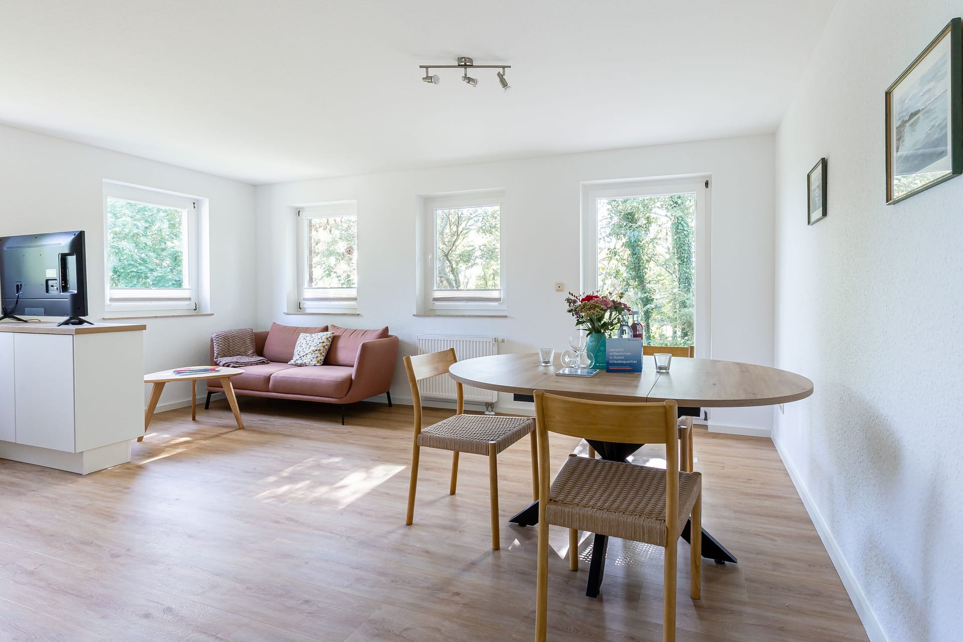 Helles Wohnzimmer mit Sofa und Esstisch