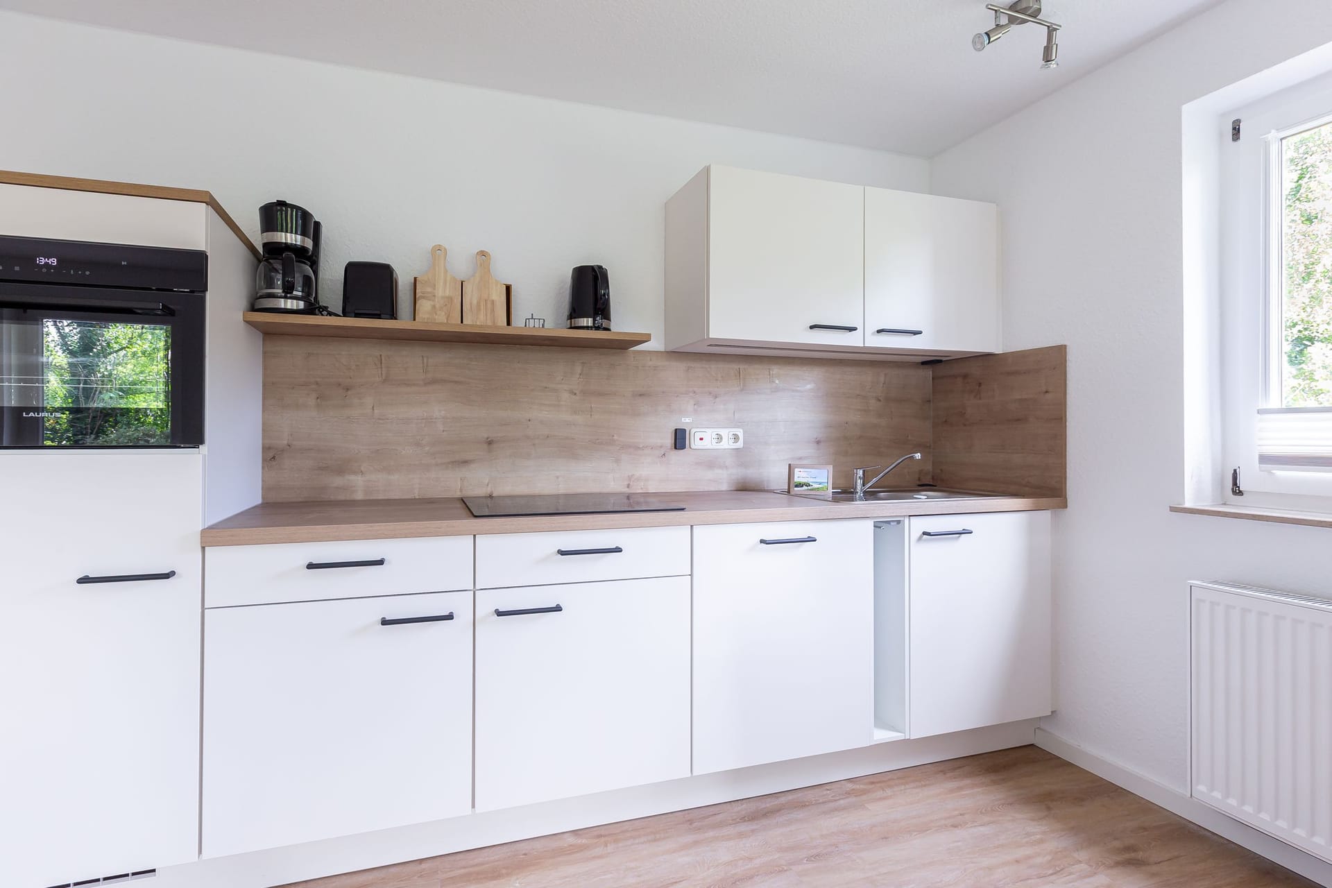 Moderne Küche mit Holzregalen und modernen Geräten