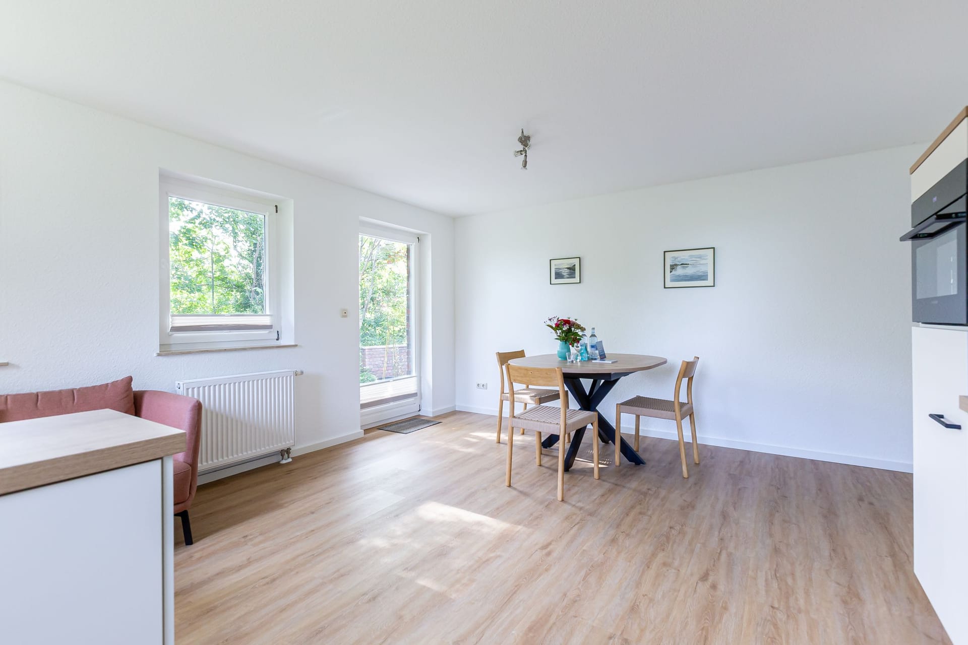 Moderne Küche mit Esstisch und Fenster