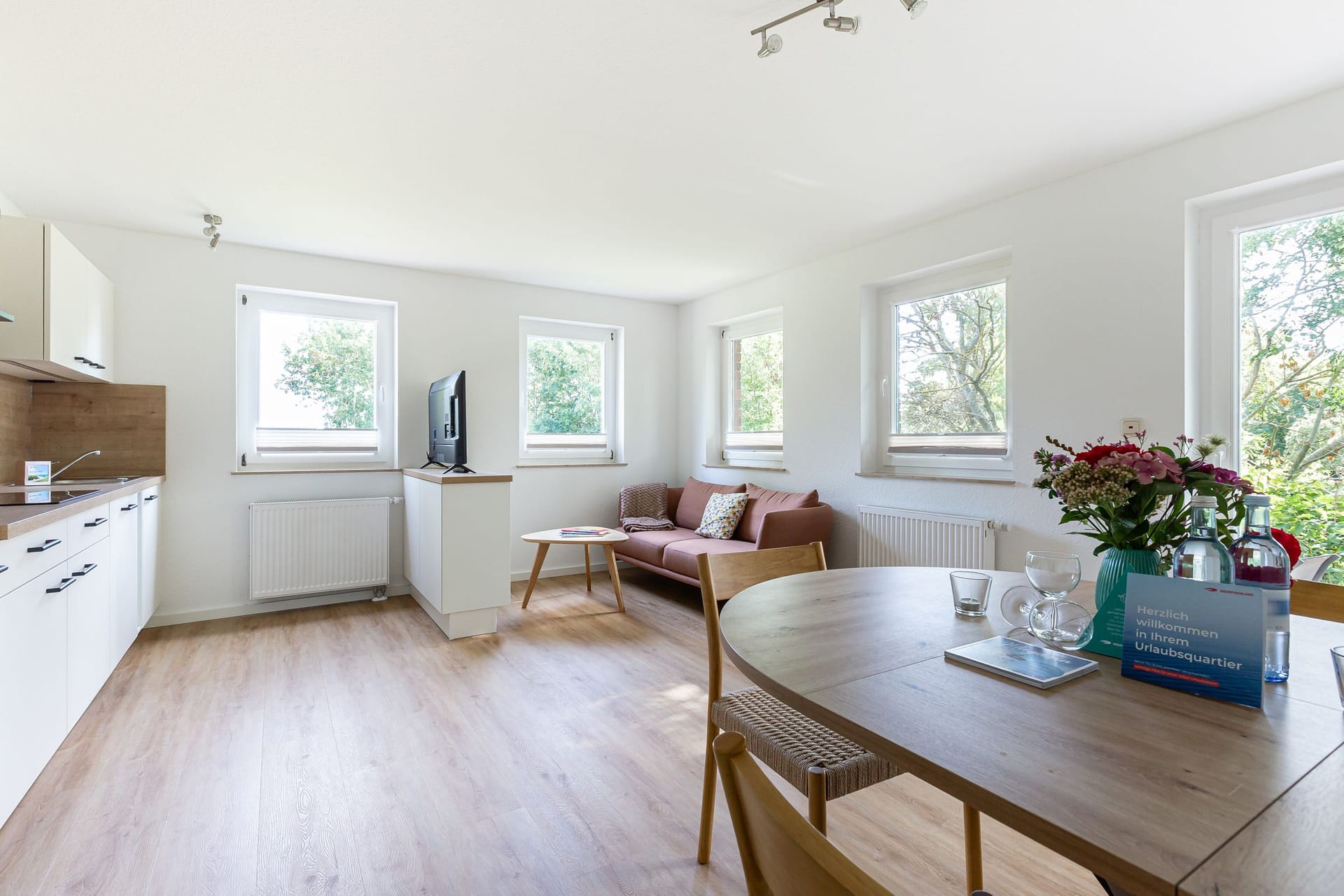 Helles Wohnzimmer mit Sofa und Tisch
