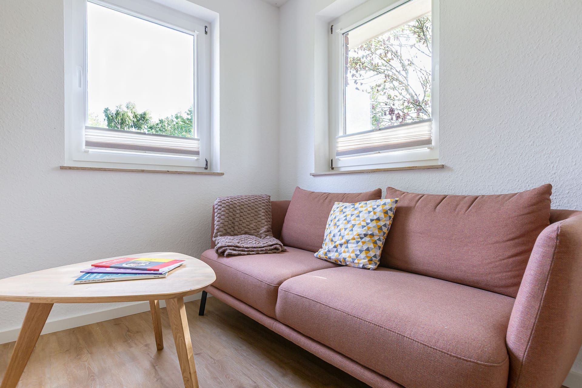Gemütliches Wohnzimmer mit Sofa und Tisch