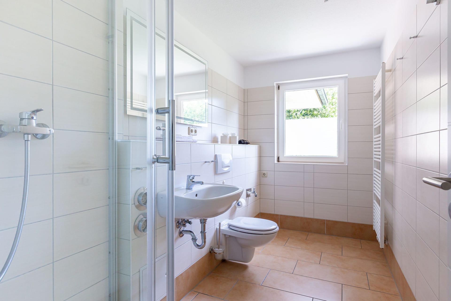 Helles Badezimmer mit Dusche und Waschbecken
