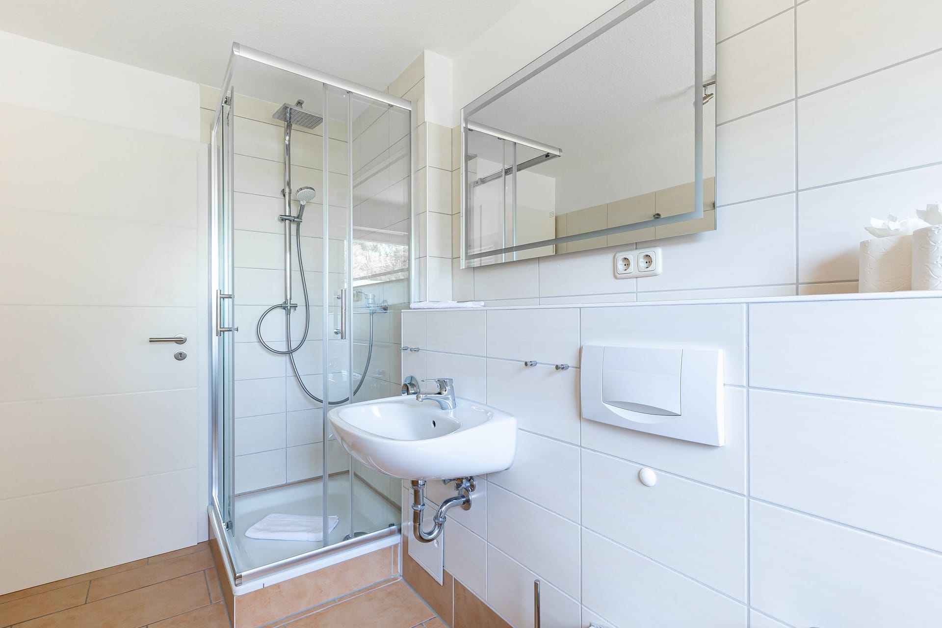 Badezimmer mit Dusche und Waschbecken