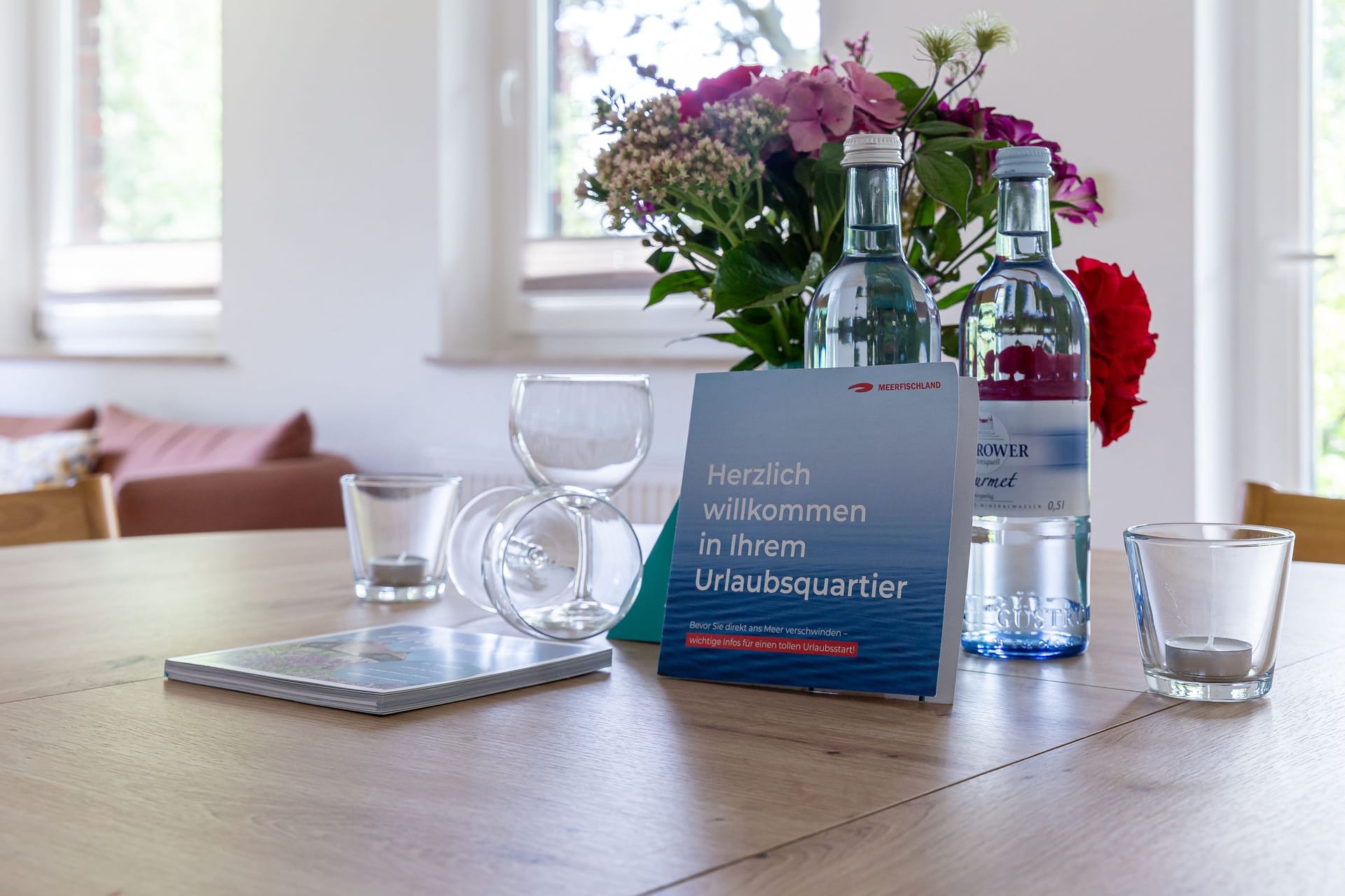 Wohnzimmer mit Willkommensschild und Getränken