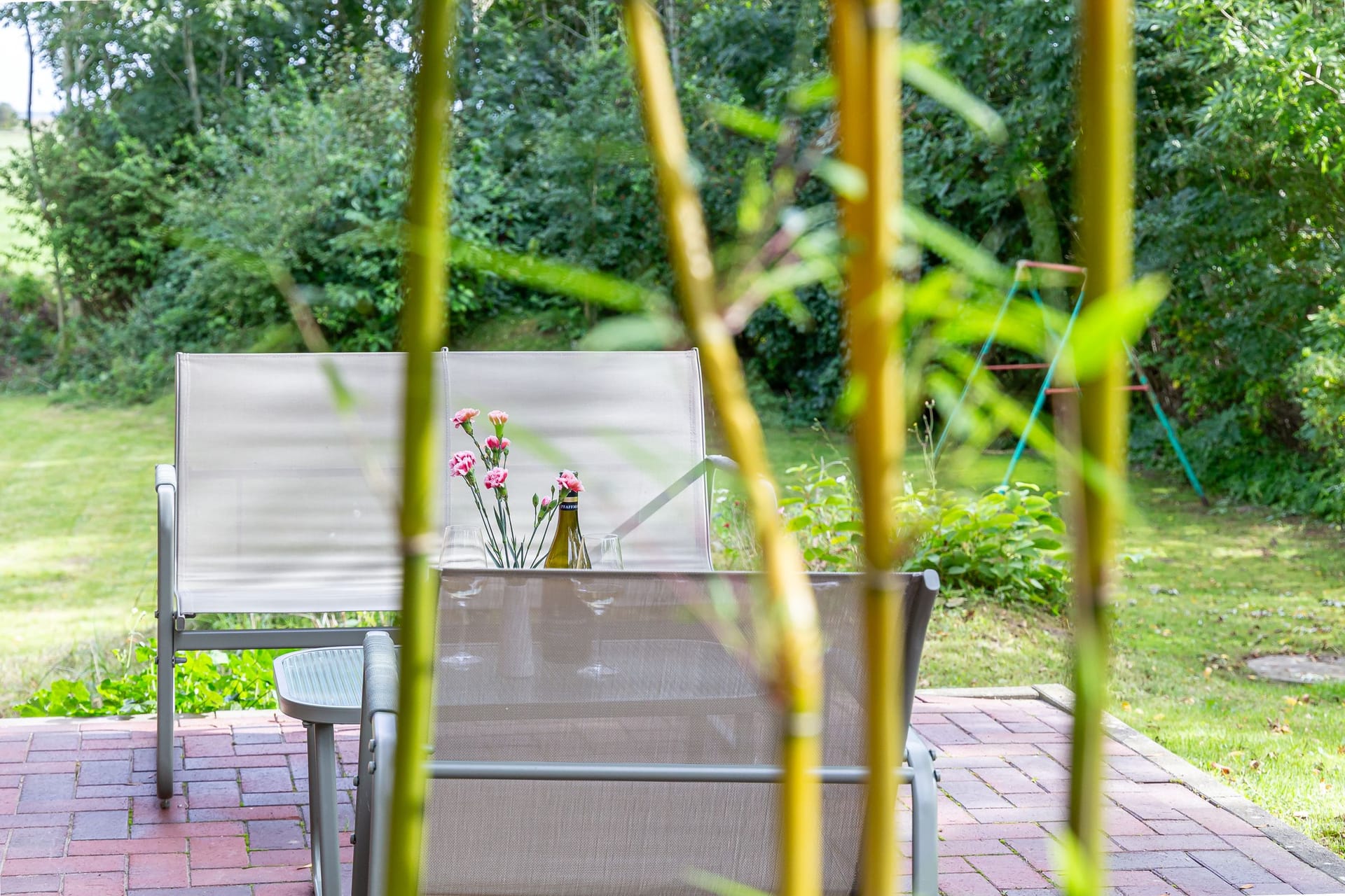 Terrasse mit Stühlen und Blumenschmuck