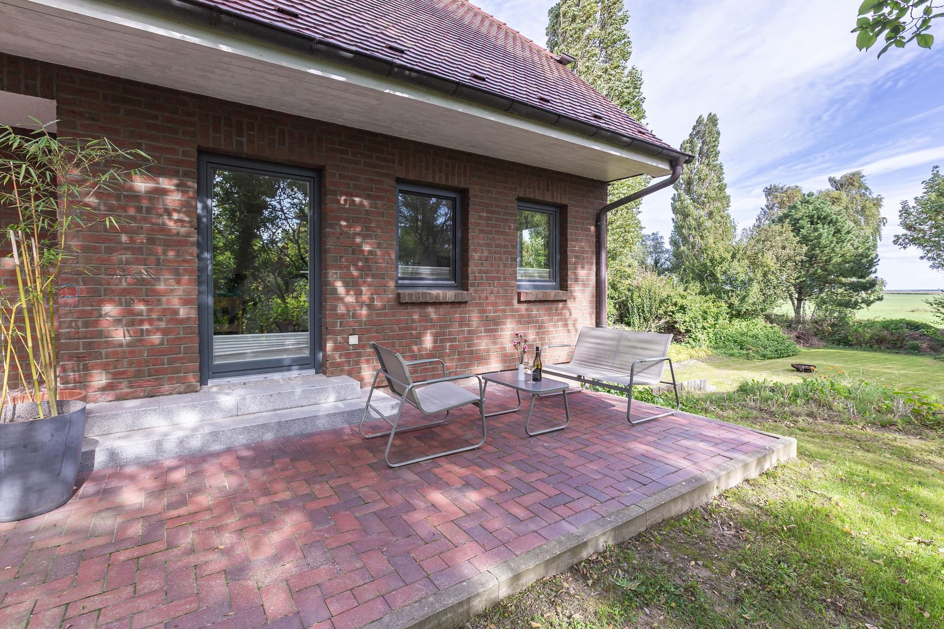Terrasse mit Blick auf den Garten