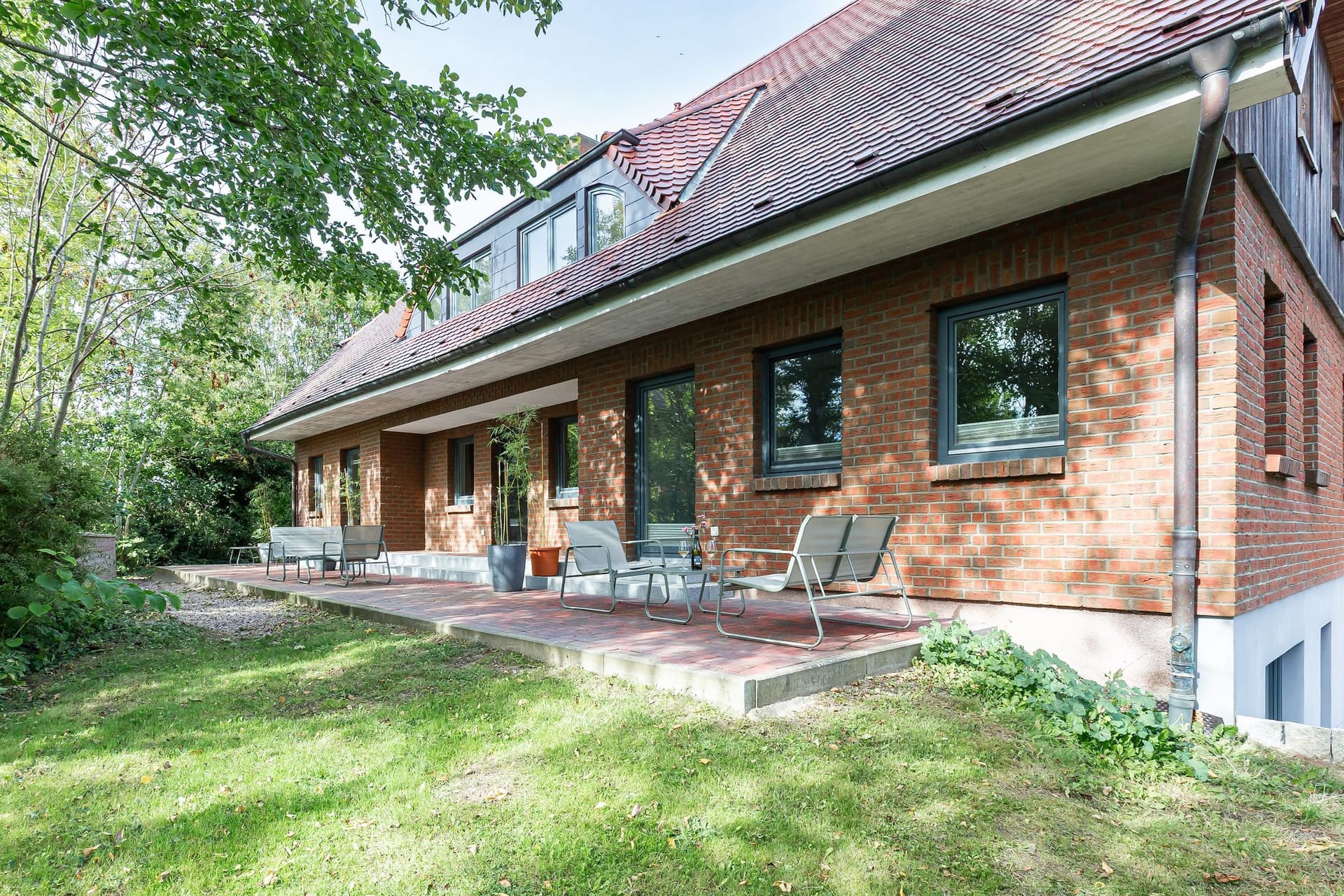 Terrasse mit Sitzgelegenheiten in grüner Umgebung
