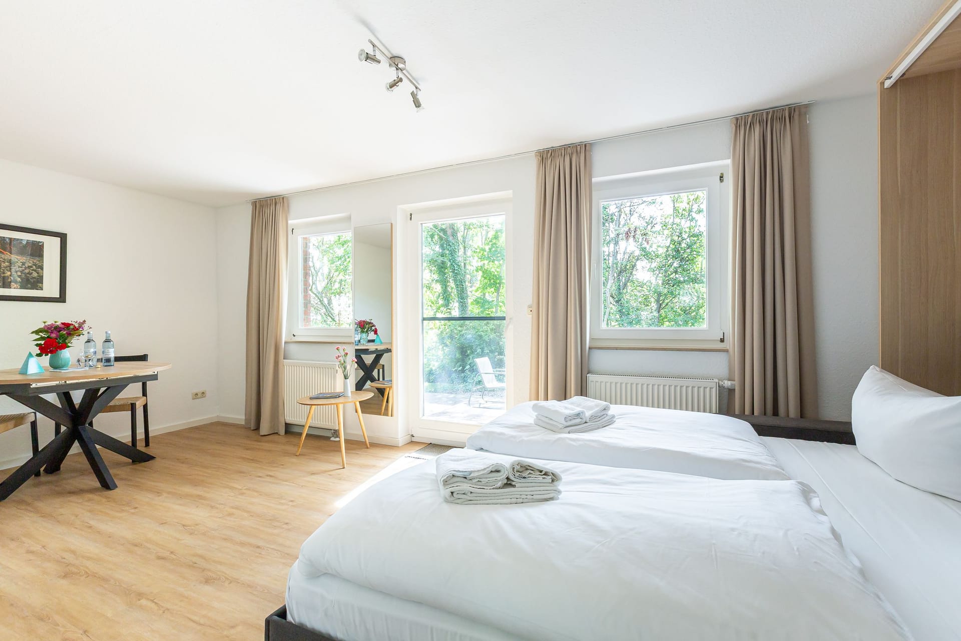 Helles Schlafzimmer mit zwei Einzelbetten
