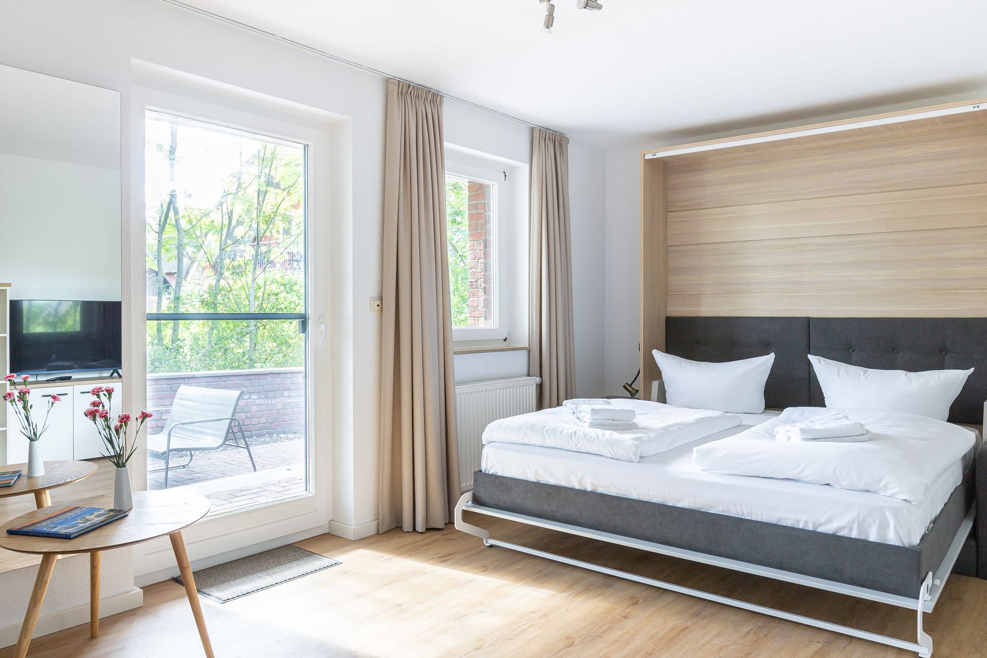 Helles Schlafzimmer mit Balkon