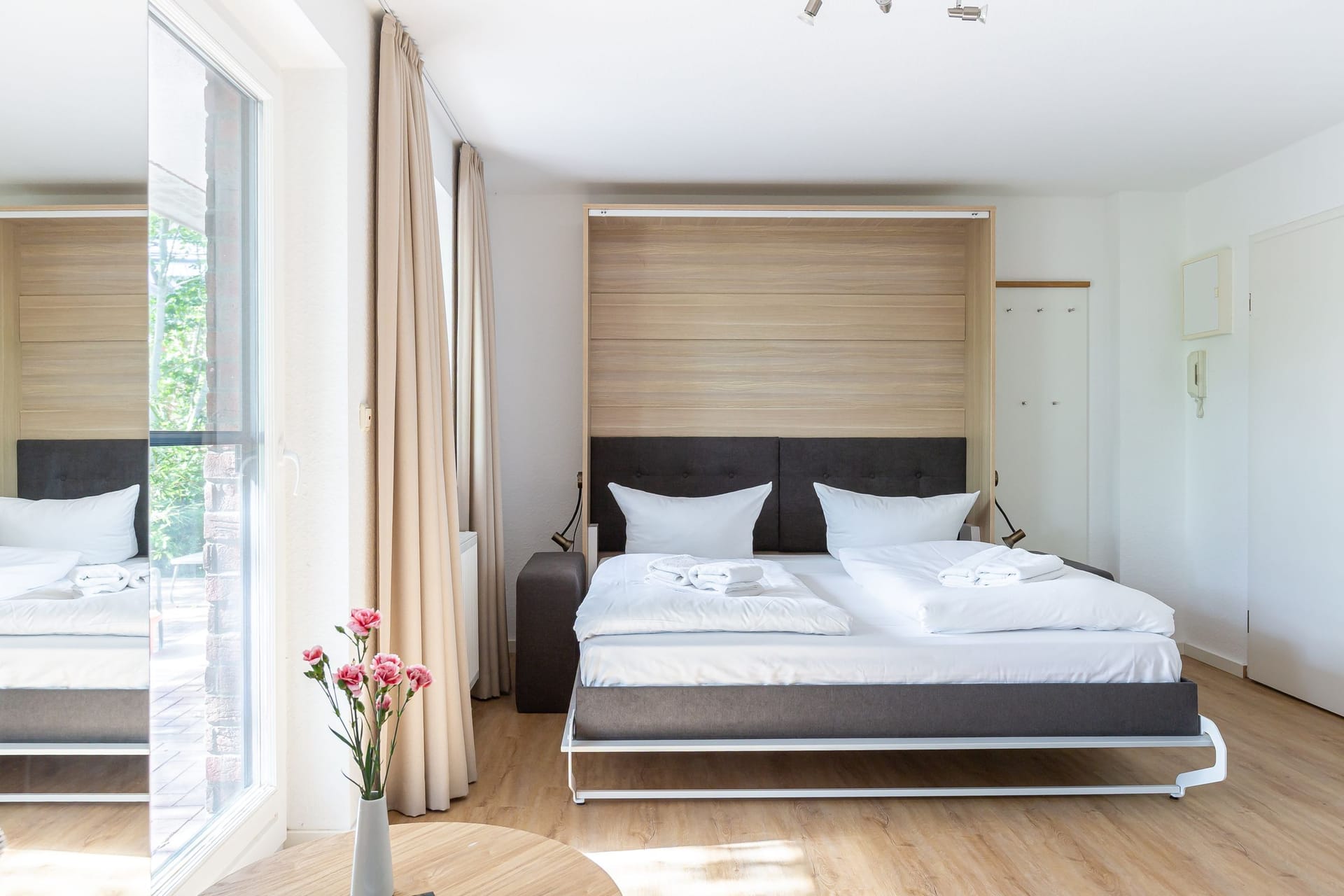 Helles Schlafzimmer mit Doppelbett und Nachttischen