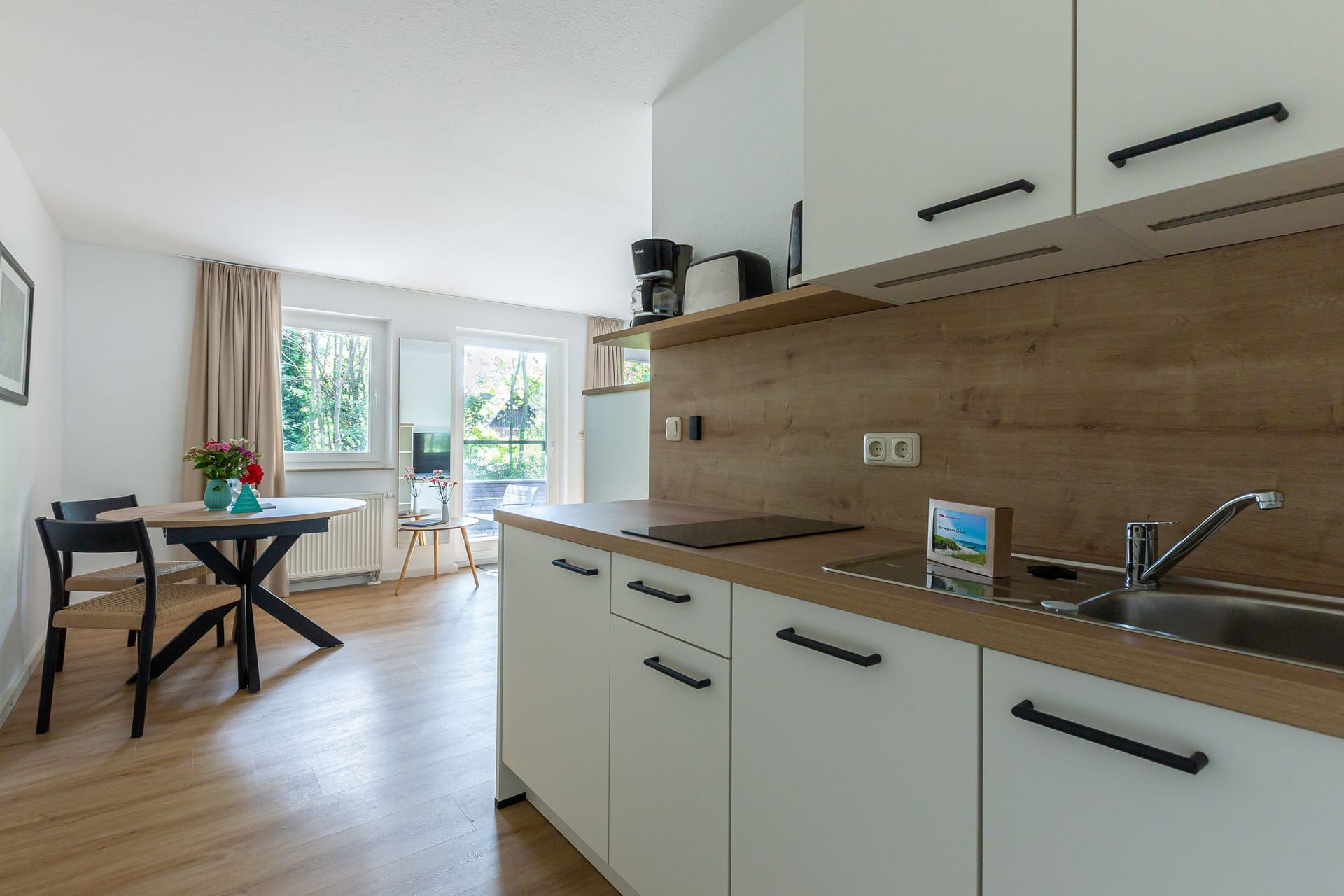 Küche mit Holzdetails und Tisch für zwei