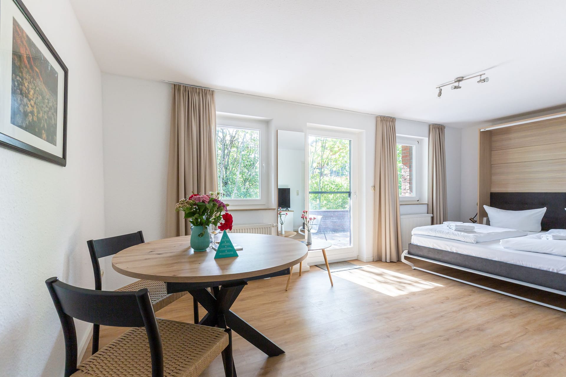 Helles Schlafzimmer mit Tisch und Bett