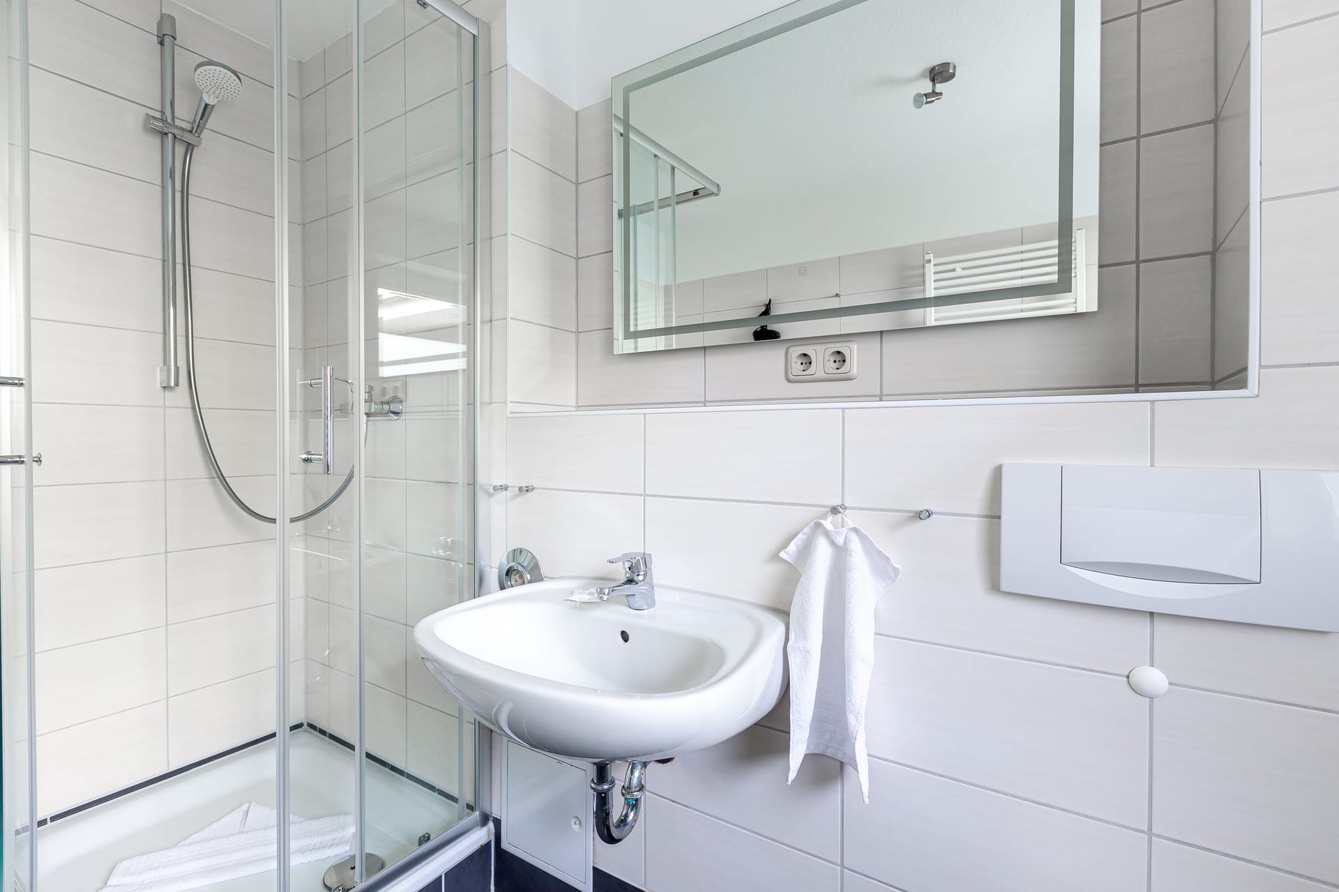 Modernes Badezimmer mit Dusche und Waschbecken