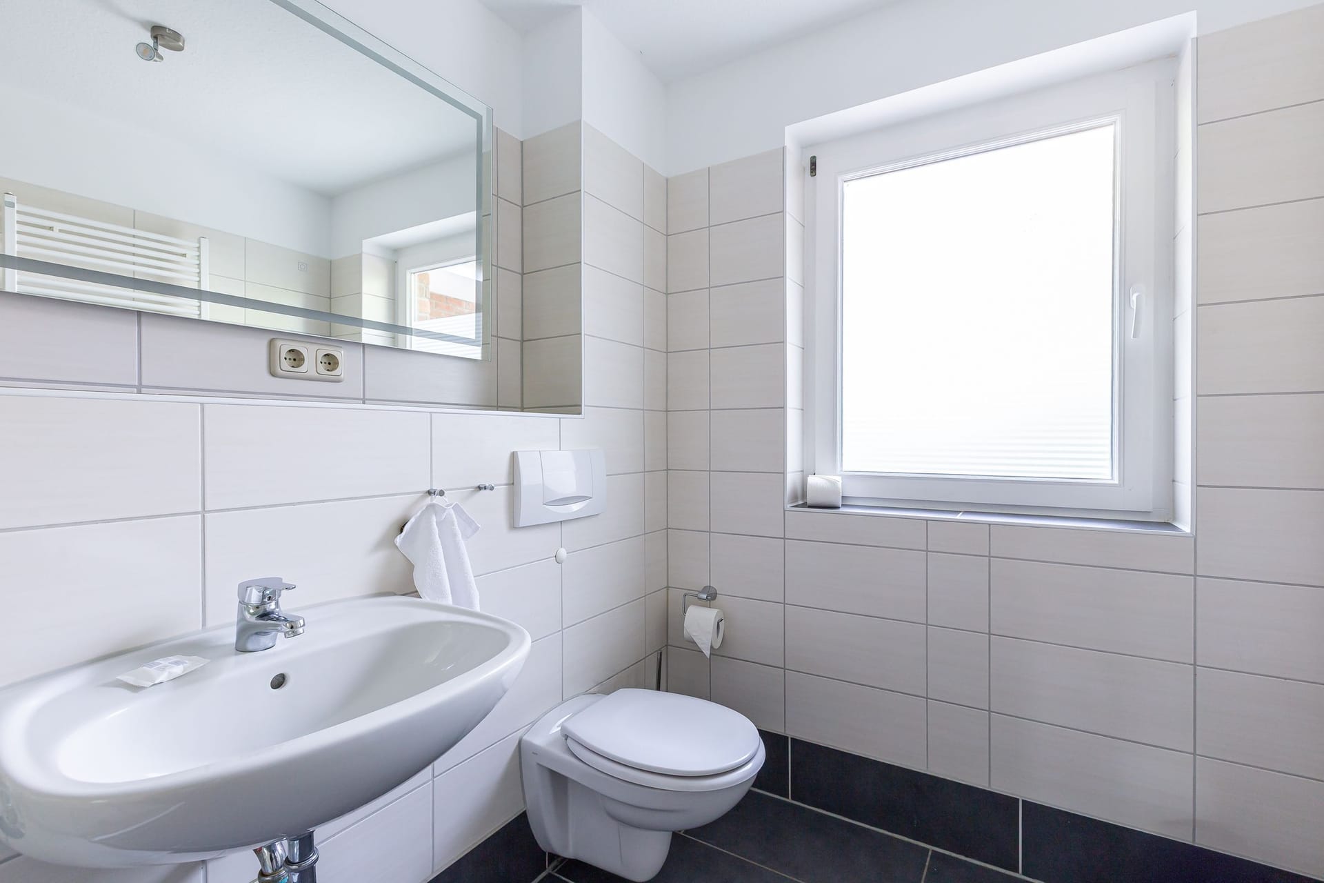 Helles Badezimmer mit modernem Waschbecken