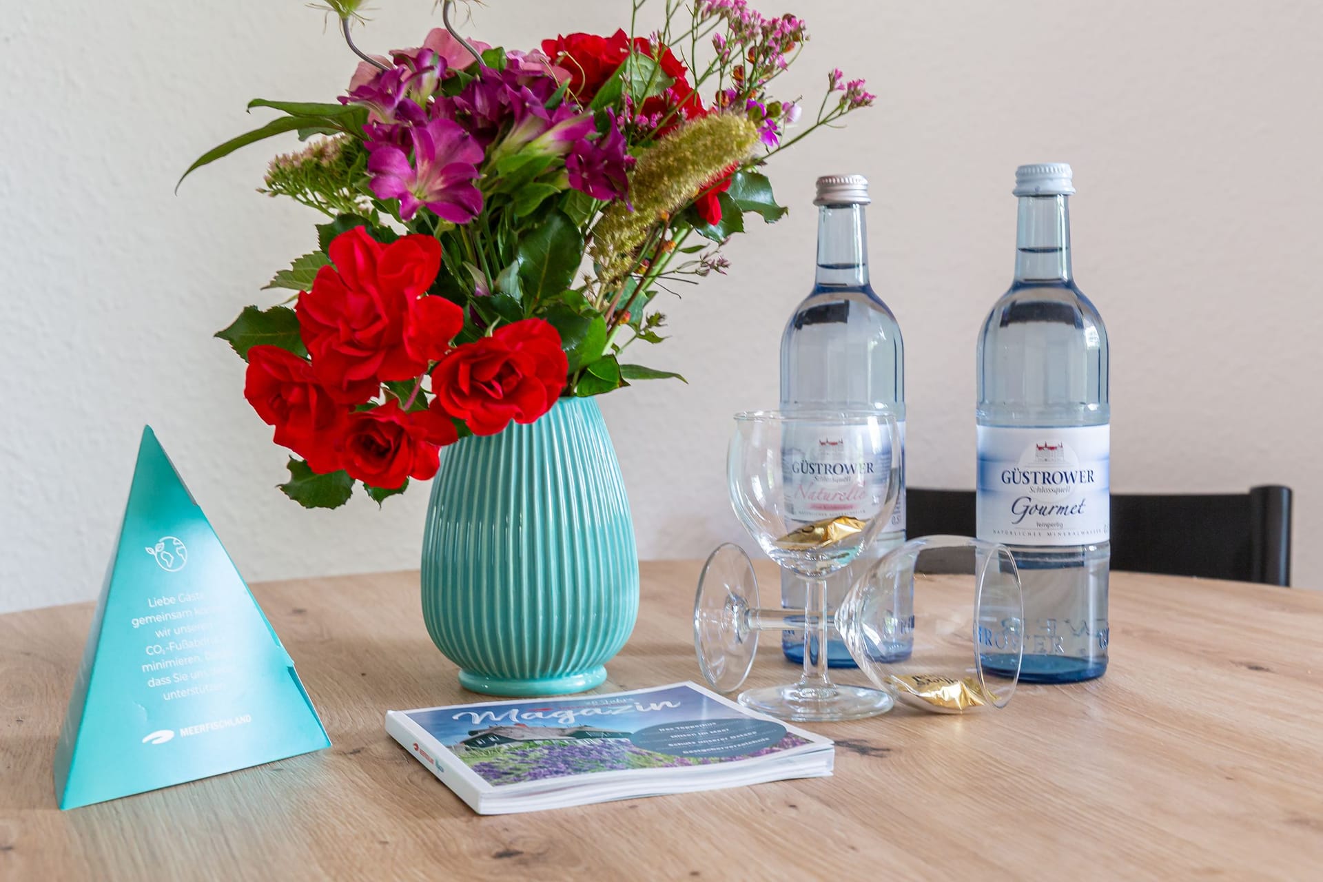 Gedeckter Tisch mit Blumen und Getränken