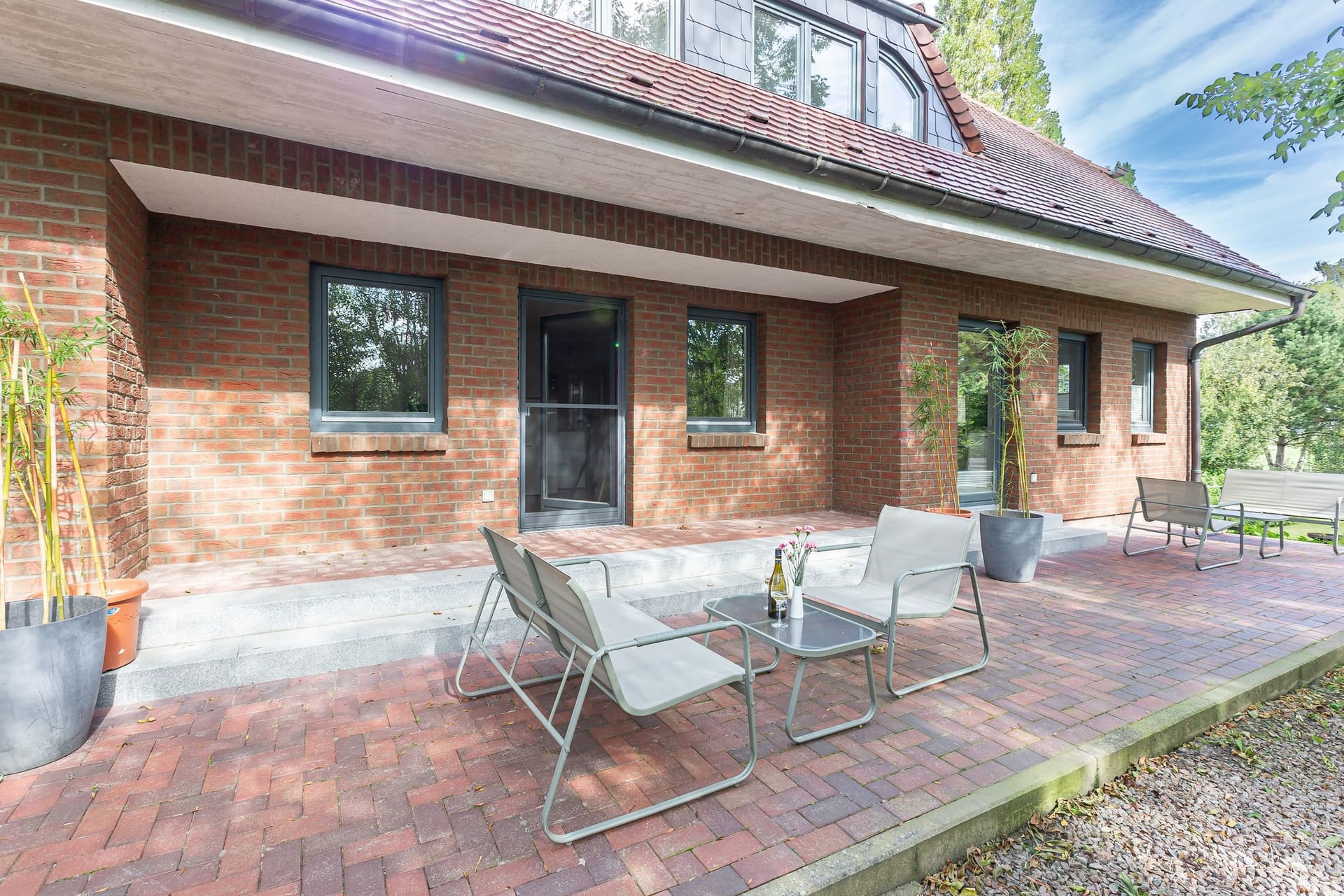 Einladende Terrasse mit modernen Sitzmöbeln