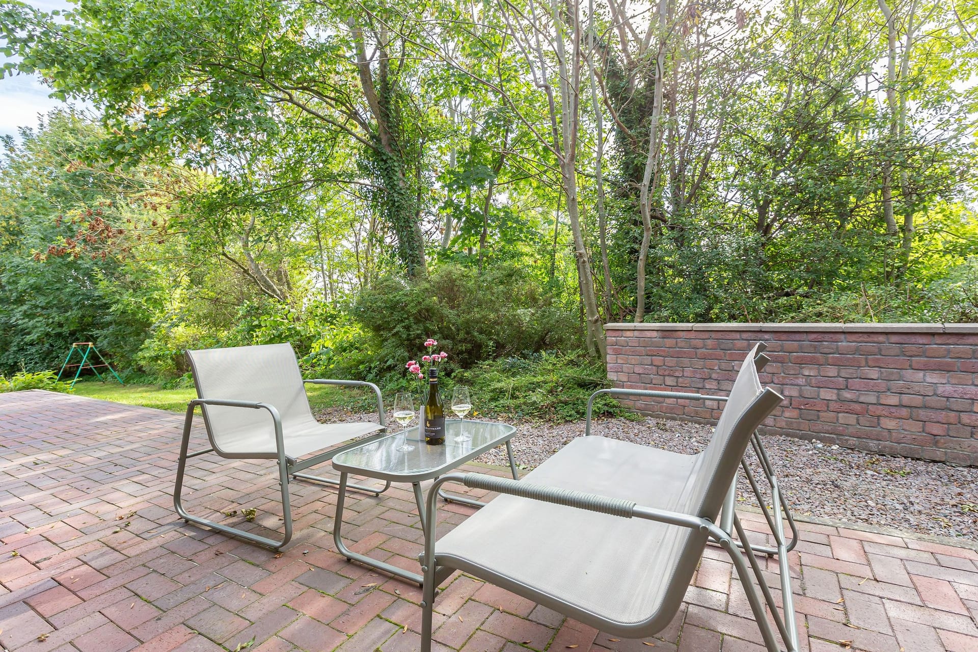 Terrasse mit Stühlen und Tisch im Grünen