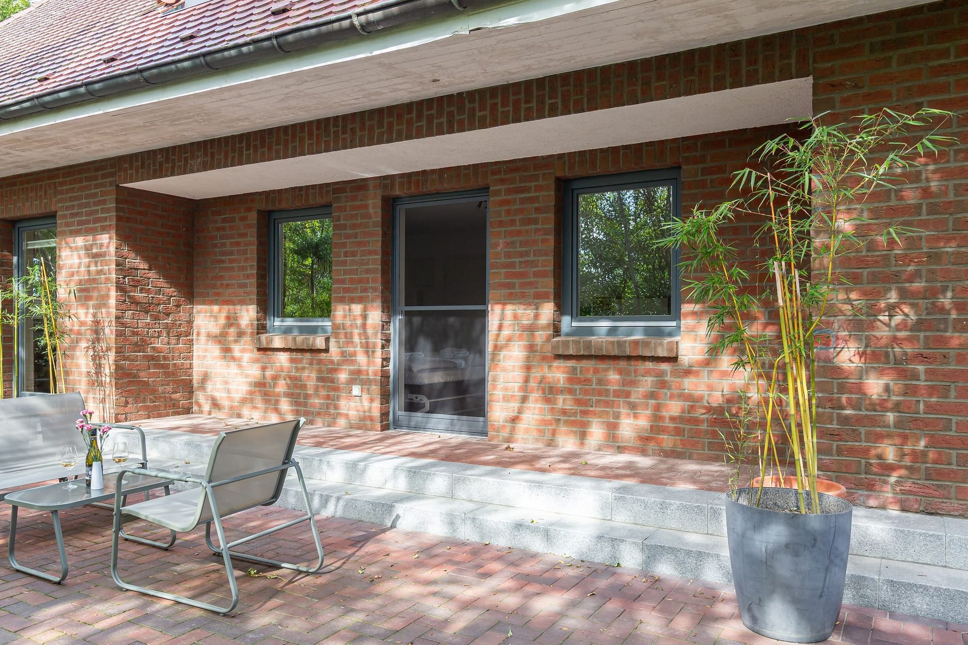 Terrasse mit modernen Sitzmöbeln und Blumentopf