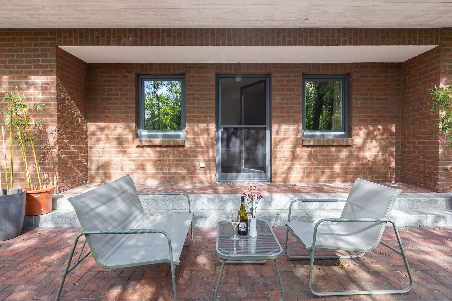 Terrasse mit gemütlichen Sitzmöbeln