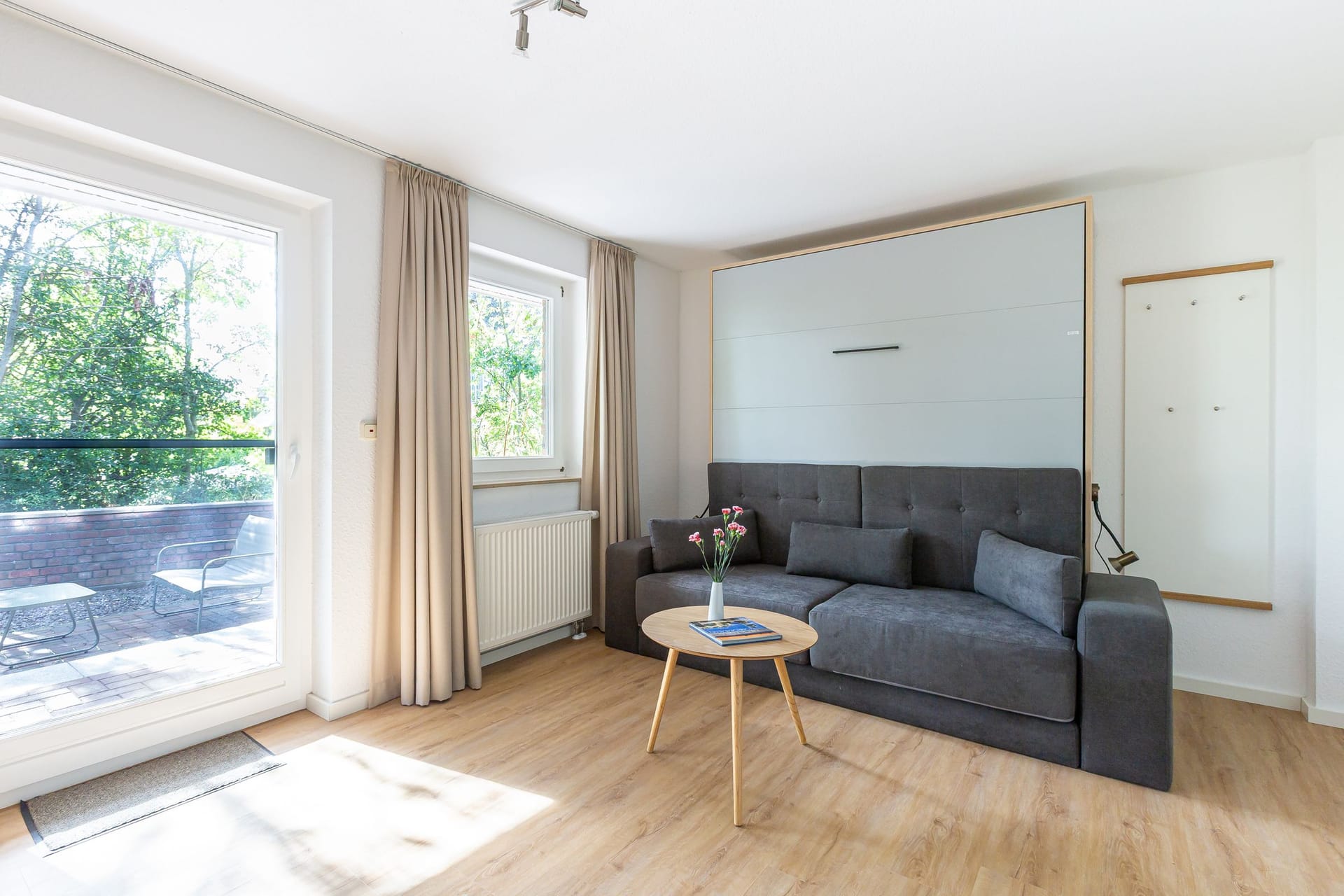 Wohnzimmer mit Sofa und Tisch
