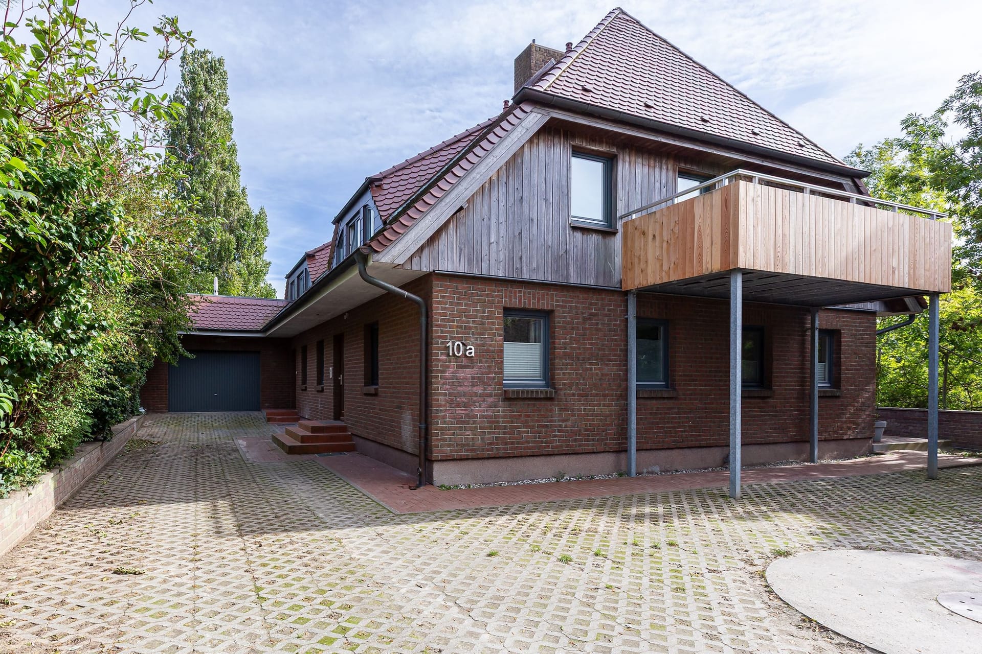 Außenansicht eines Hauses mit Parkplatz