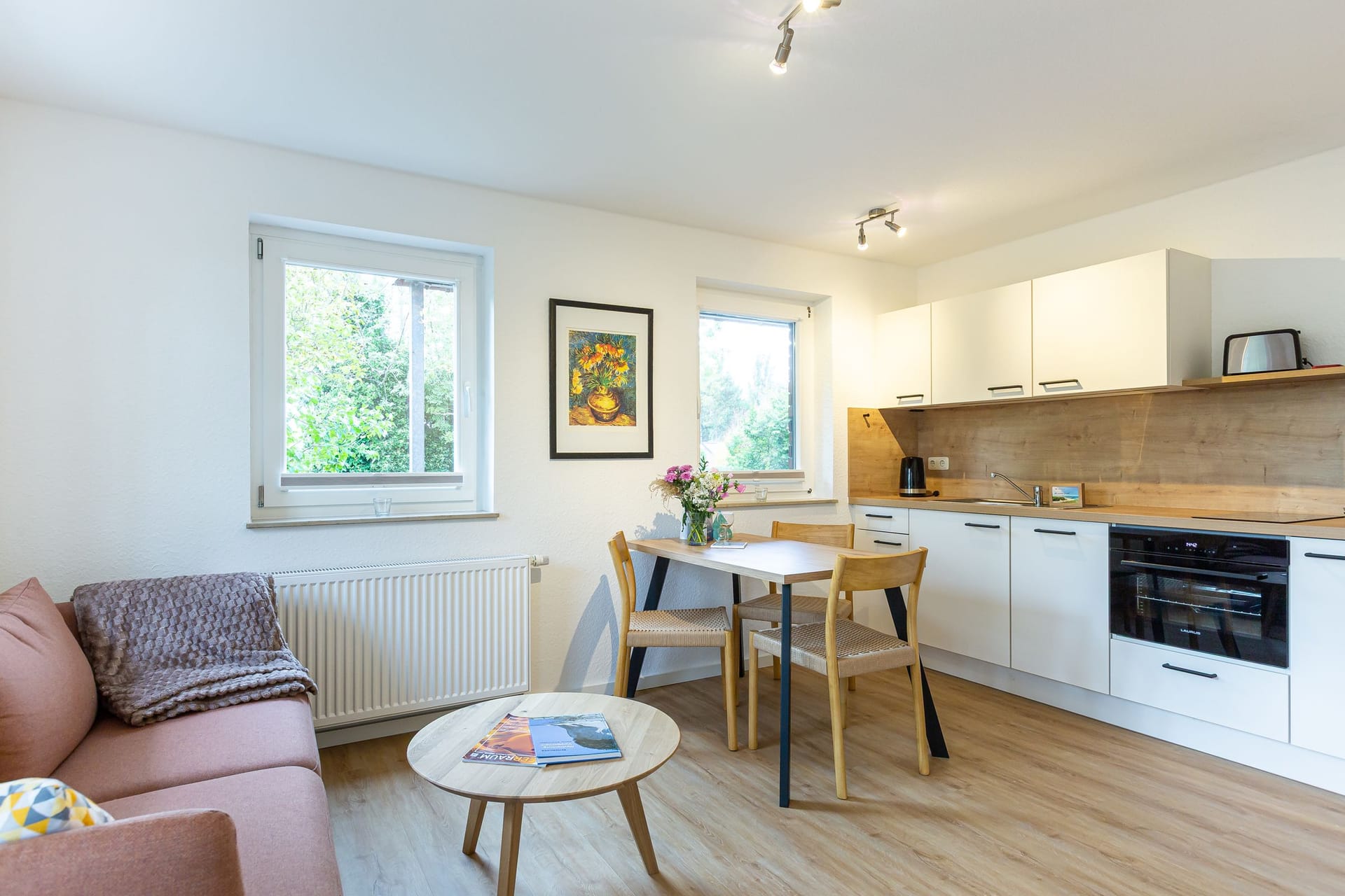 Moderne Küche mit Esstisch und Fensterblick, hell und einladend.