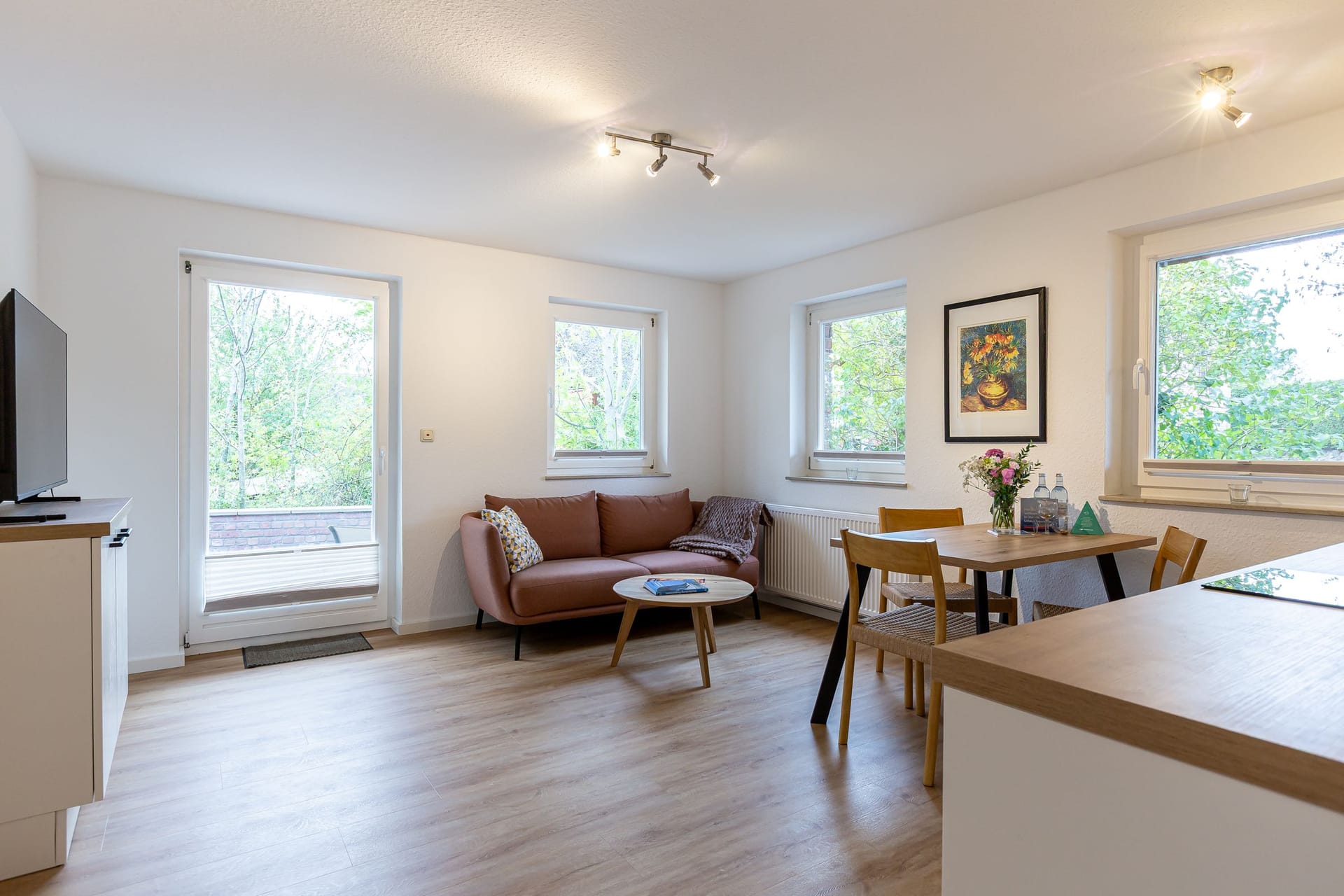 Heller Wohnbereich mit Sofa und Esstisch