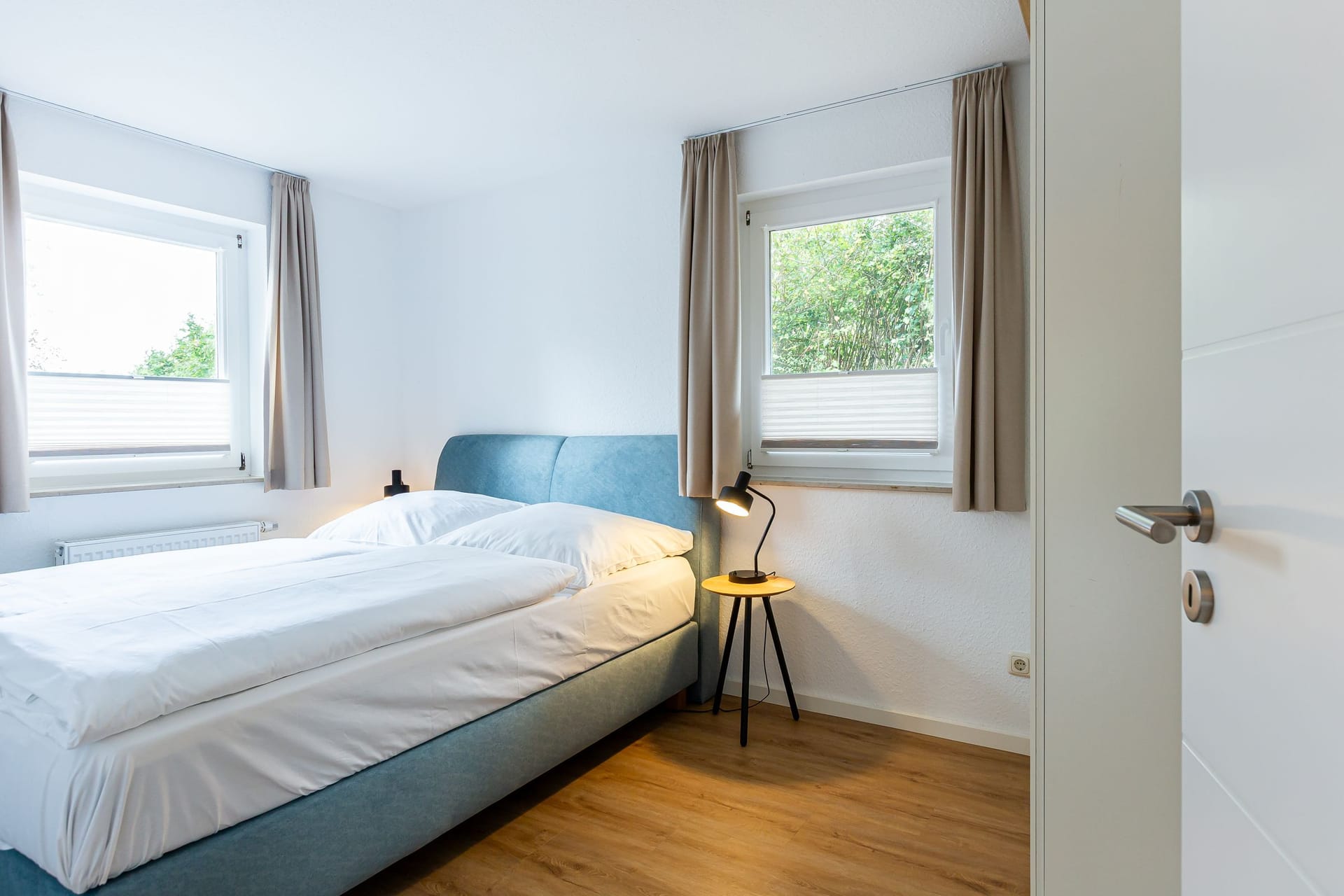 Helles Schlafzimmer mit Doppelbett