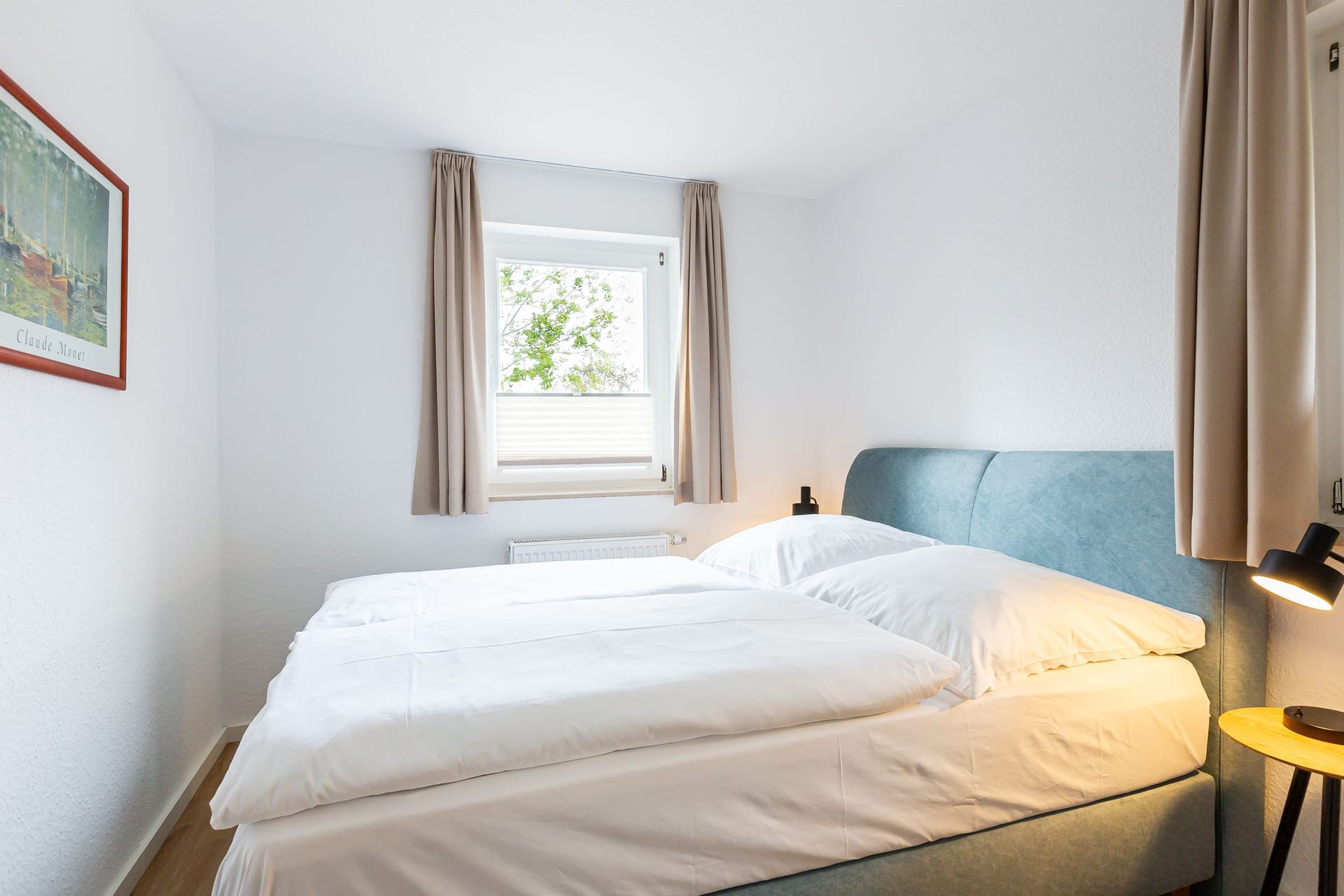 Schlafzimmer mit zwei Einzelbetten