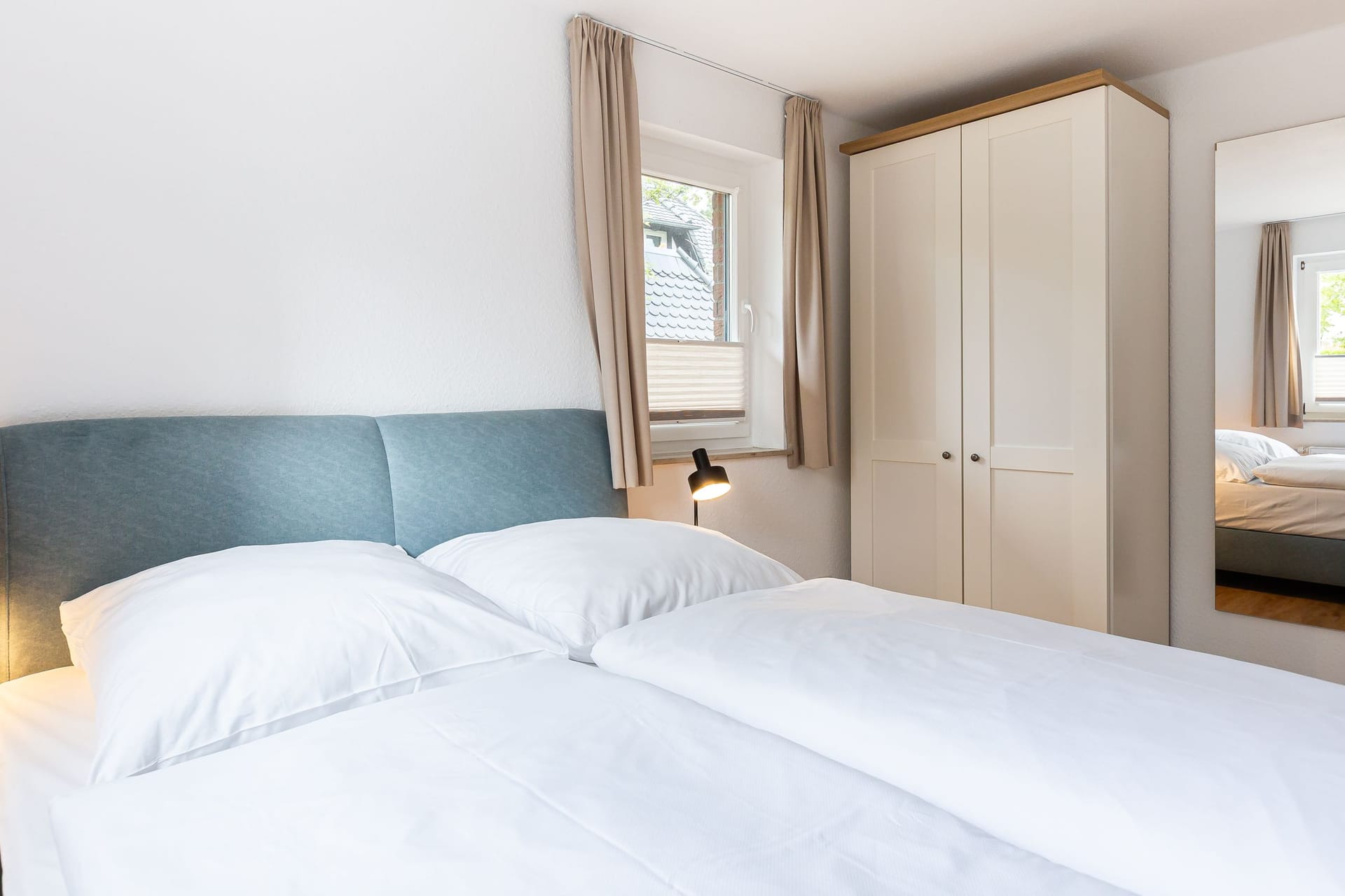 Schlafzimmer mit Doppelbett und Kleiderschrank