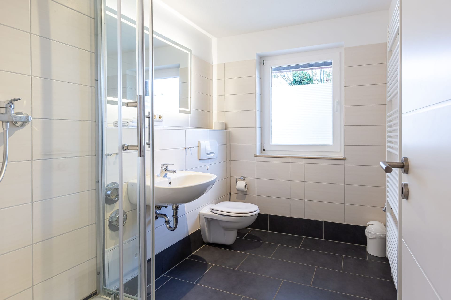 Helles Badezimmer mit Dusche und Waschbecken