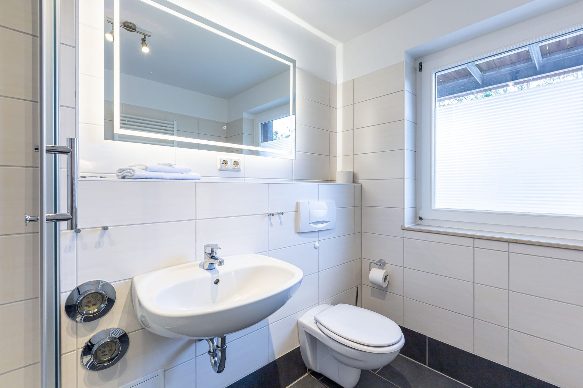 Badezimmer mit Waschbecken und Fenster