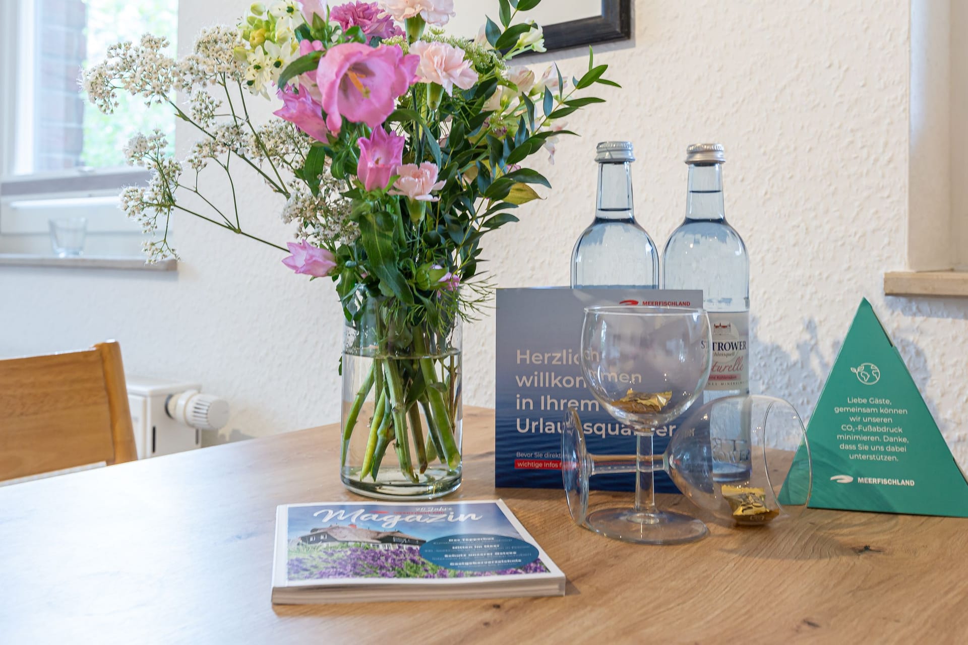 Küche mit gedecktem Tisch und Blumen